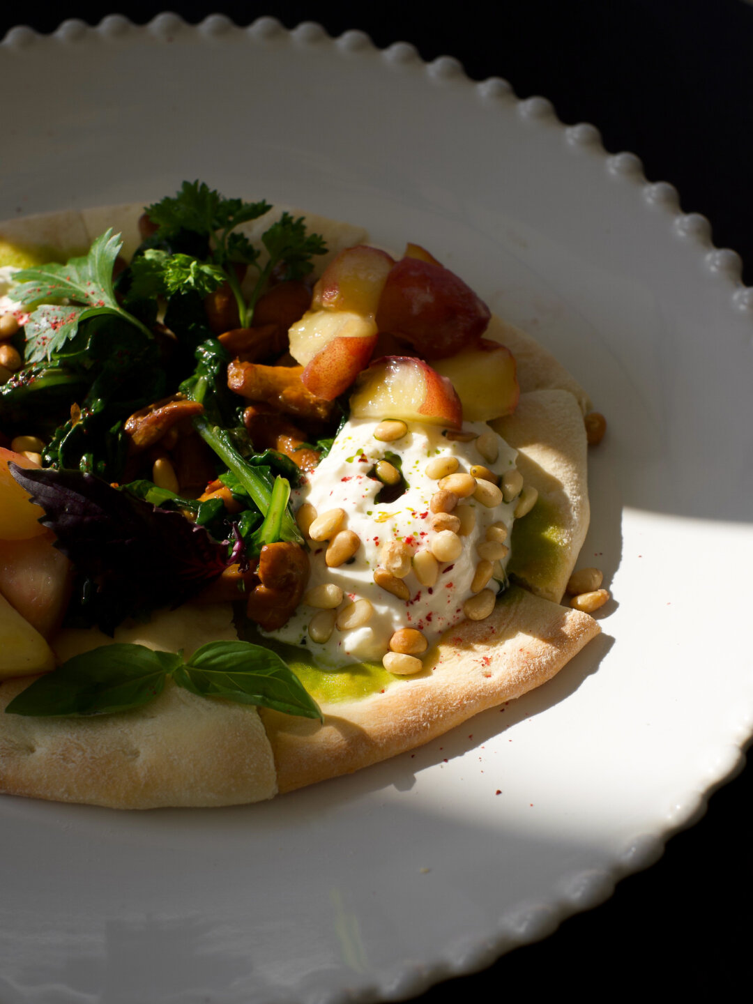 Лепешка с лисичками и персиками из «Оne Гоги»