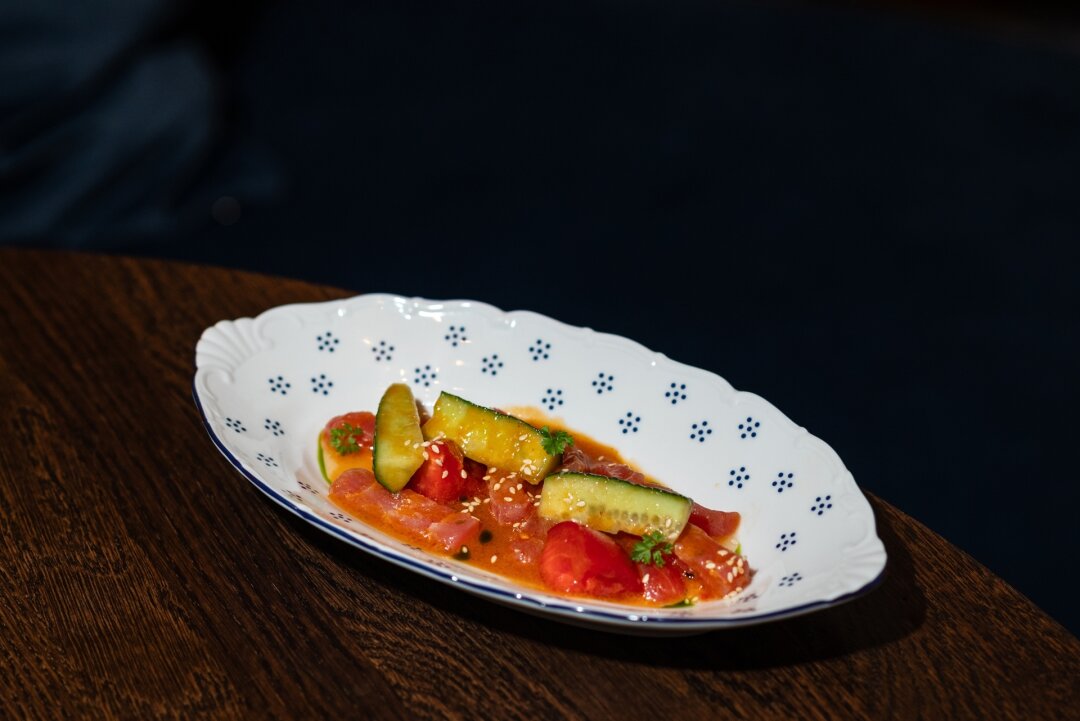 Тунец с пряным соусом и огурцом