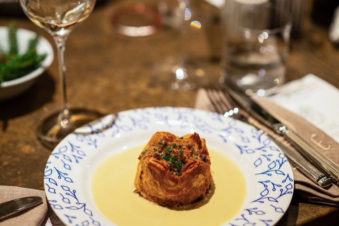 Слоеный пирог с говядиной и соусом фуа-гра