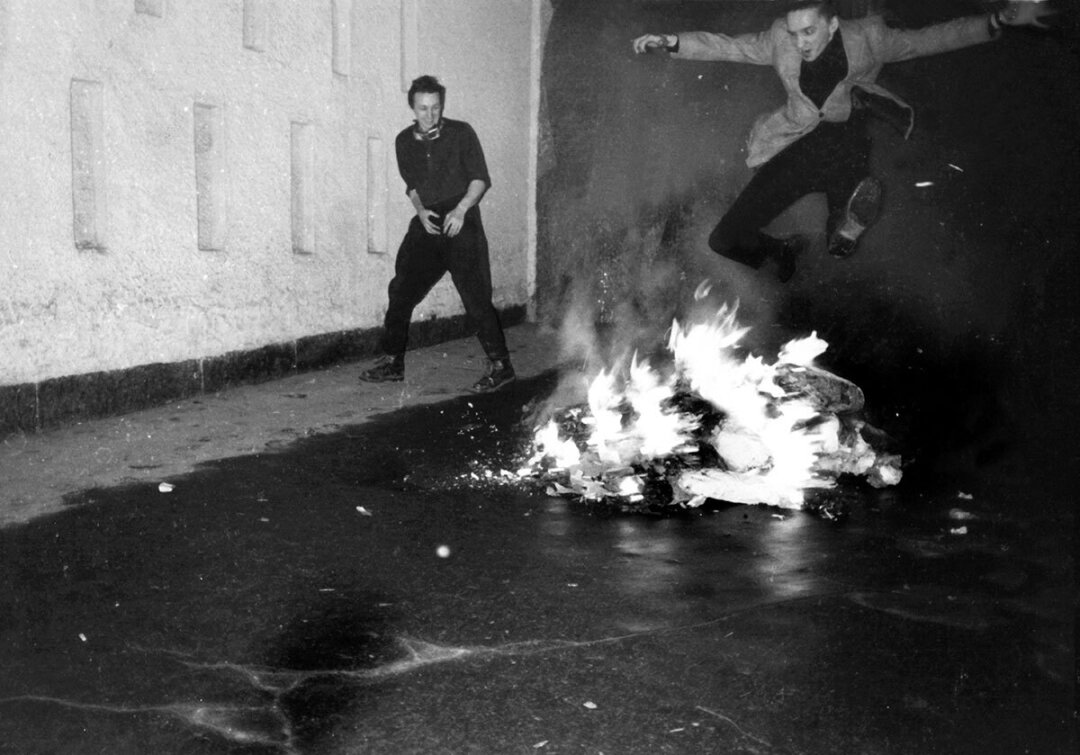 Гарри Асса и Александр Петлюра, ритуальное сожжение работ с выставки "Новые символисты" возле Центрального Дома Художника. Москва, 1988. Из Архива
