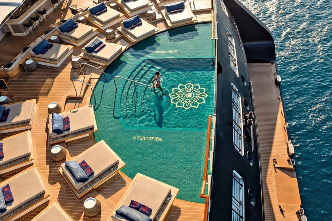В атмосферном лаунже Astern Pool&Bar идеально наблюдать за морем из инфинити-бассейна
