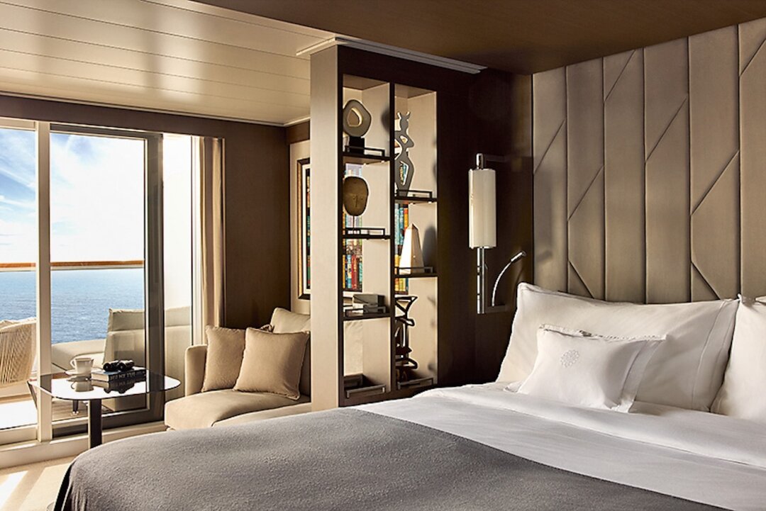 Стандартный Ocean Terrace Suite обеспечивает пятизвездный комфорт: постельное белье от Frette, гардеробные с фенами Dyson, спортивный инвентарь от
