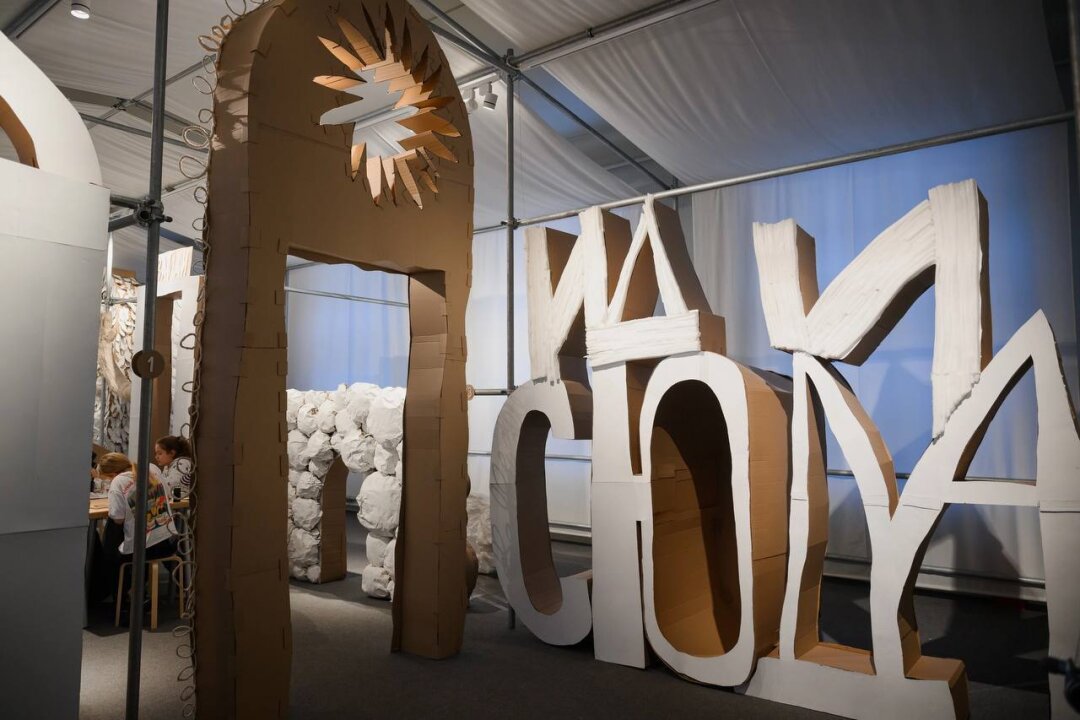 Арт-объекты с выставки «Ни тут ни там»