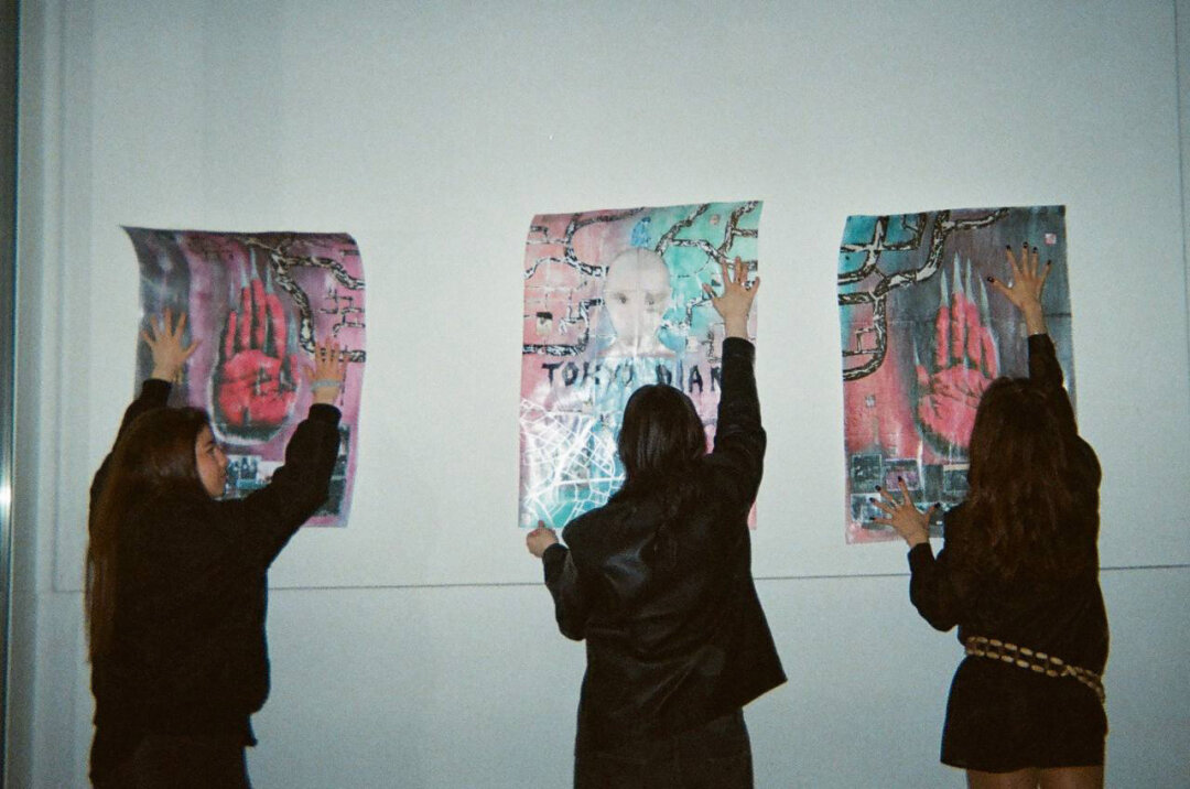 Вторая поп-ап-выставка ТО «Дилетанты» «Эффект огневки» разместилась в восьмикомнатном недостроенном пентхаусе на Чернышевской