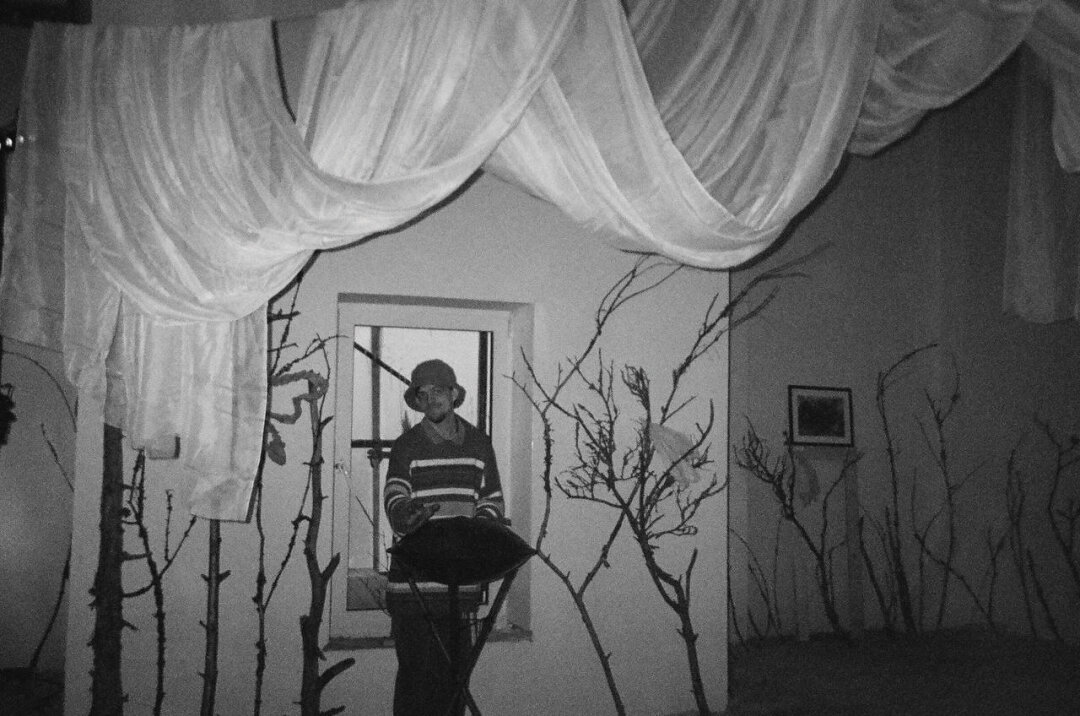 Вторая поп-ап-выставка ТО «Дилетанты» «Эффект огневки» разместилась в восьмикомнатном недостроенном пентхаусе на Чернышевской