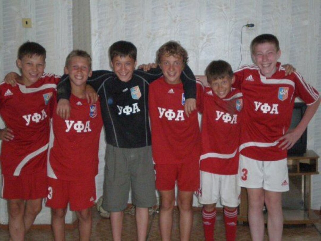 Роберт Ufenok77 Фахретдинов (второй справа) со школьной футбольной командой