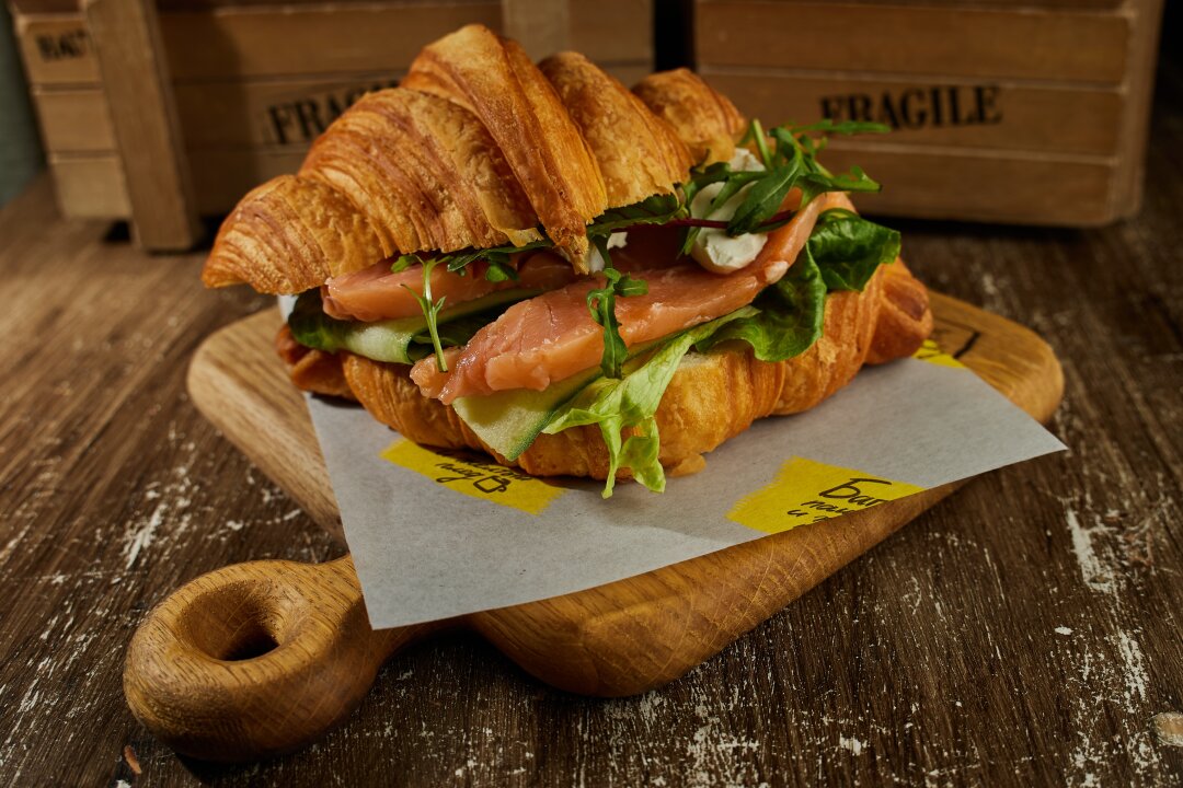 Хрустящий круассан с лососем и творожным сыром
 Хрустящий круассан с лососем и творожным сыром