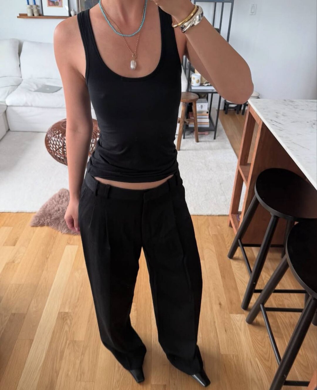 Фэшн-инфлюенсер Мими Нгуен миксует барочную подвеску-жемчужину с total black