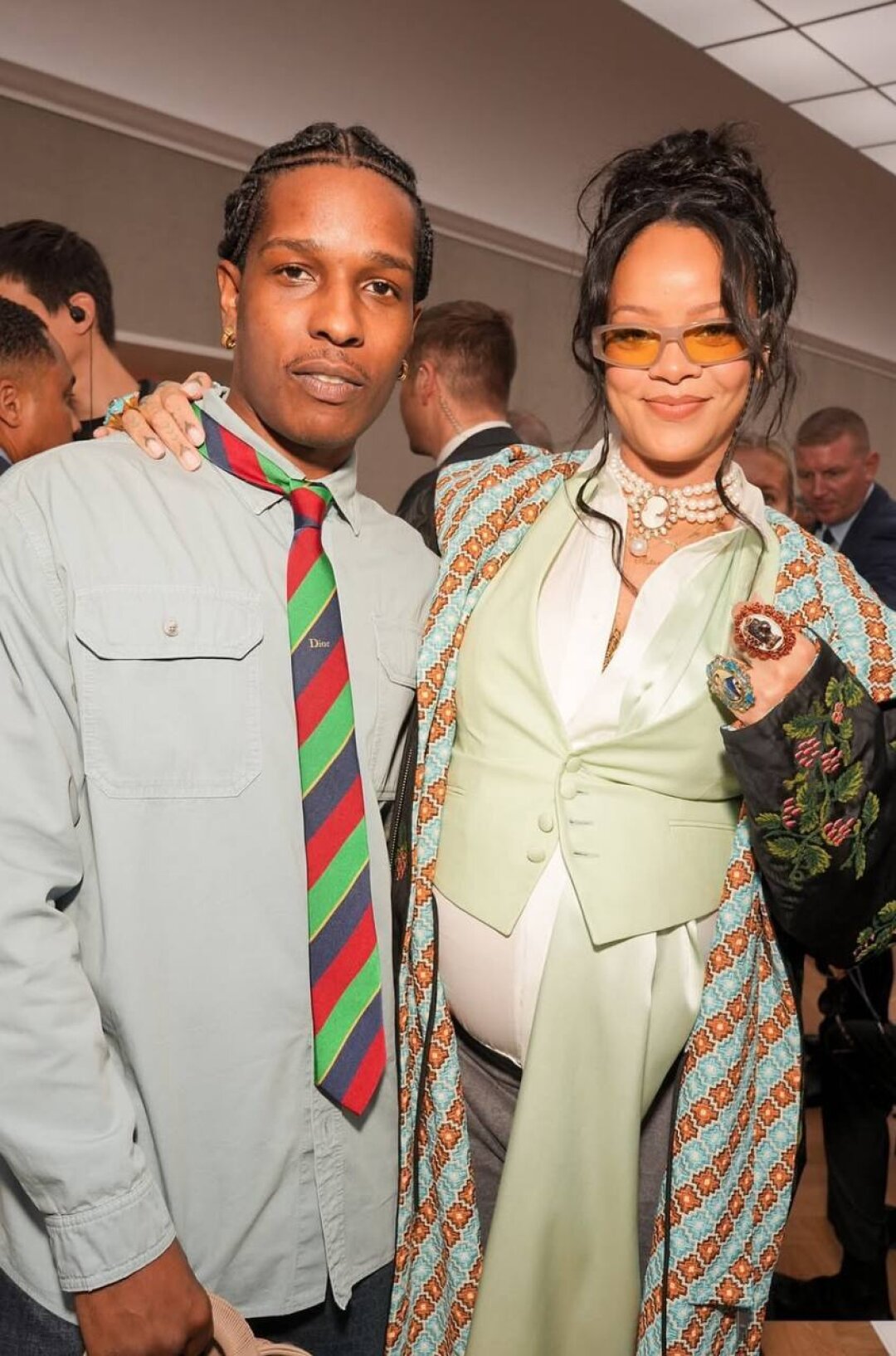 Для показа Dior SS'25 Рианна выбрала ретро-ожерелье с камеей (в духе дебютной коллекции Джонатана Андерсона!) и замиксовала его с костюмным жилетом и