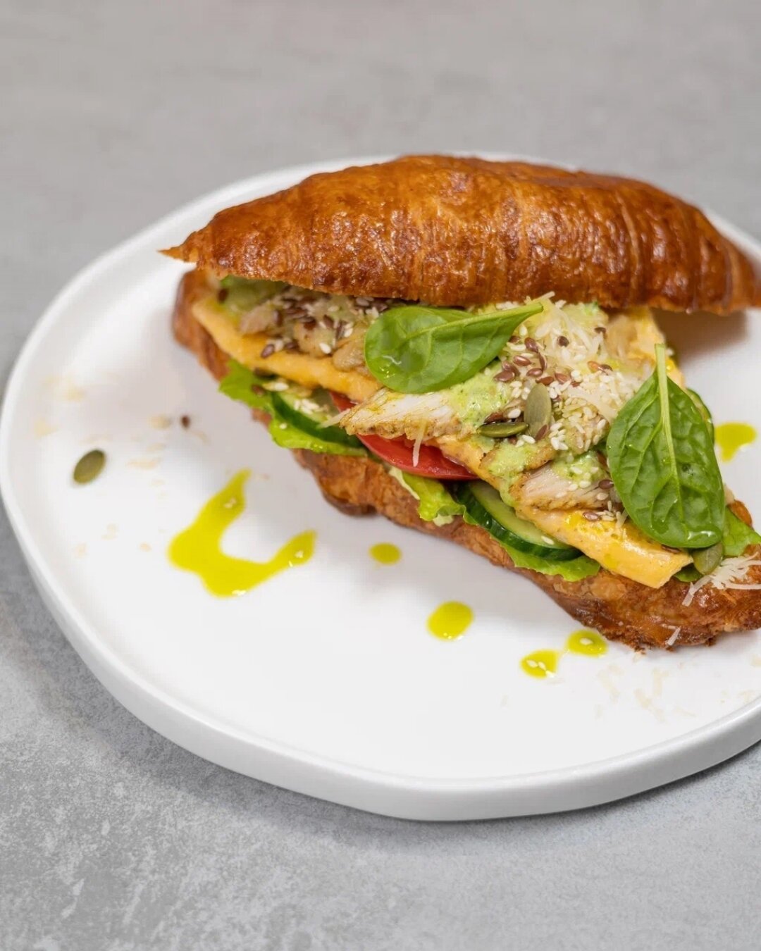 Хрустящий круассан с нежной индейкой, скремблом и ароматным сыром пармезан
 Хрустящий круассан с нежной индейкой, скремблом и ароматным сыром пармезан