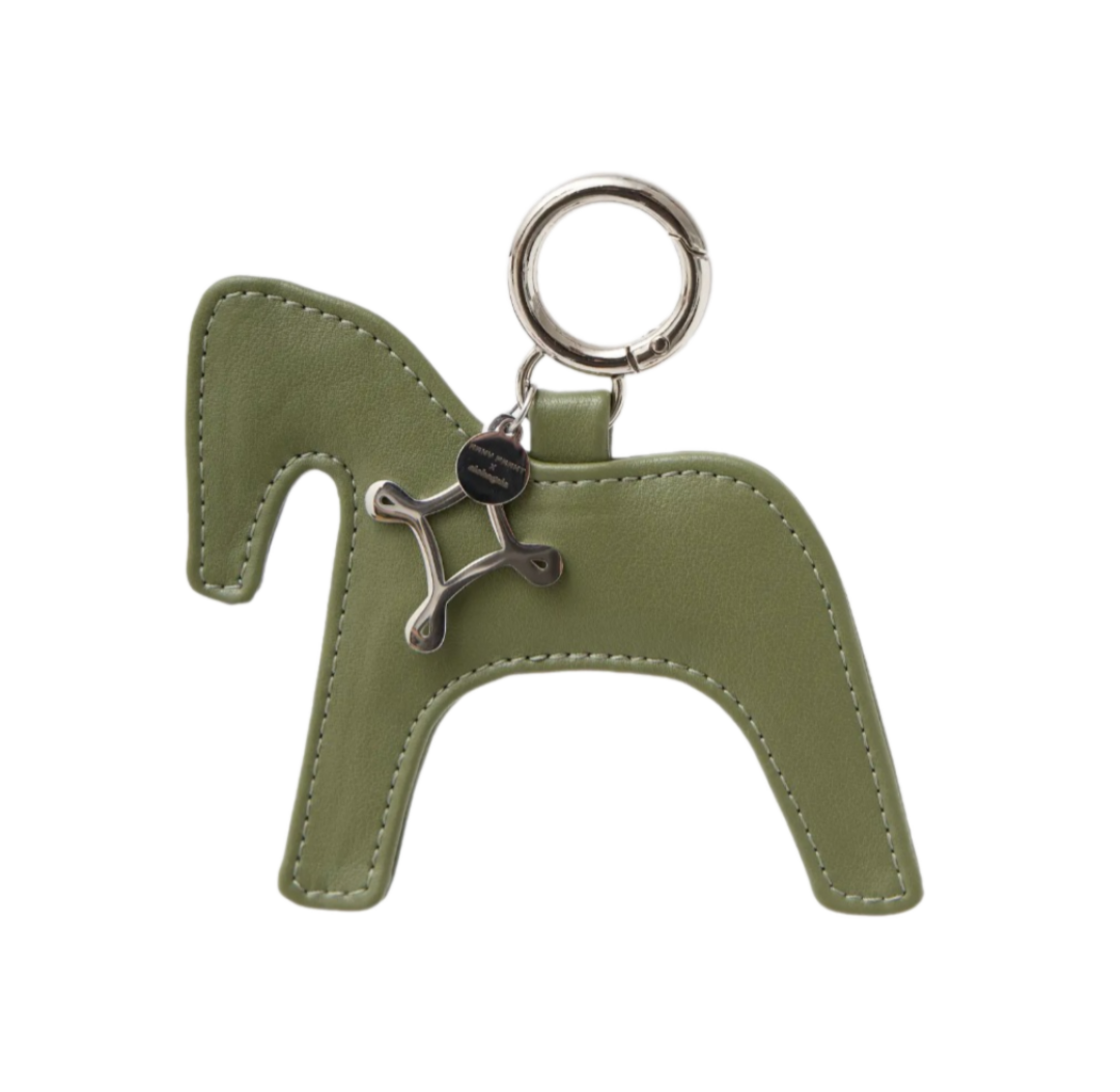 Брелок Arny Praht, 2 200 руб.