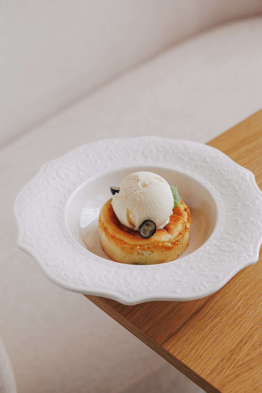 Творожная запеканка с изюмом и мороженым
