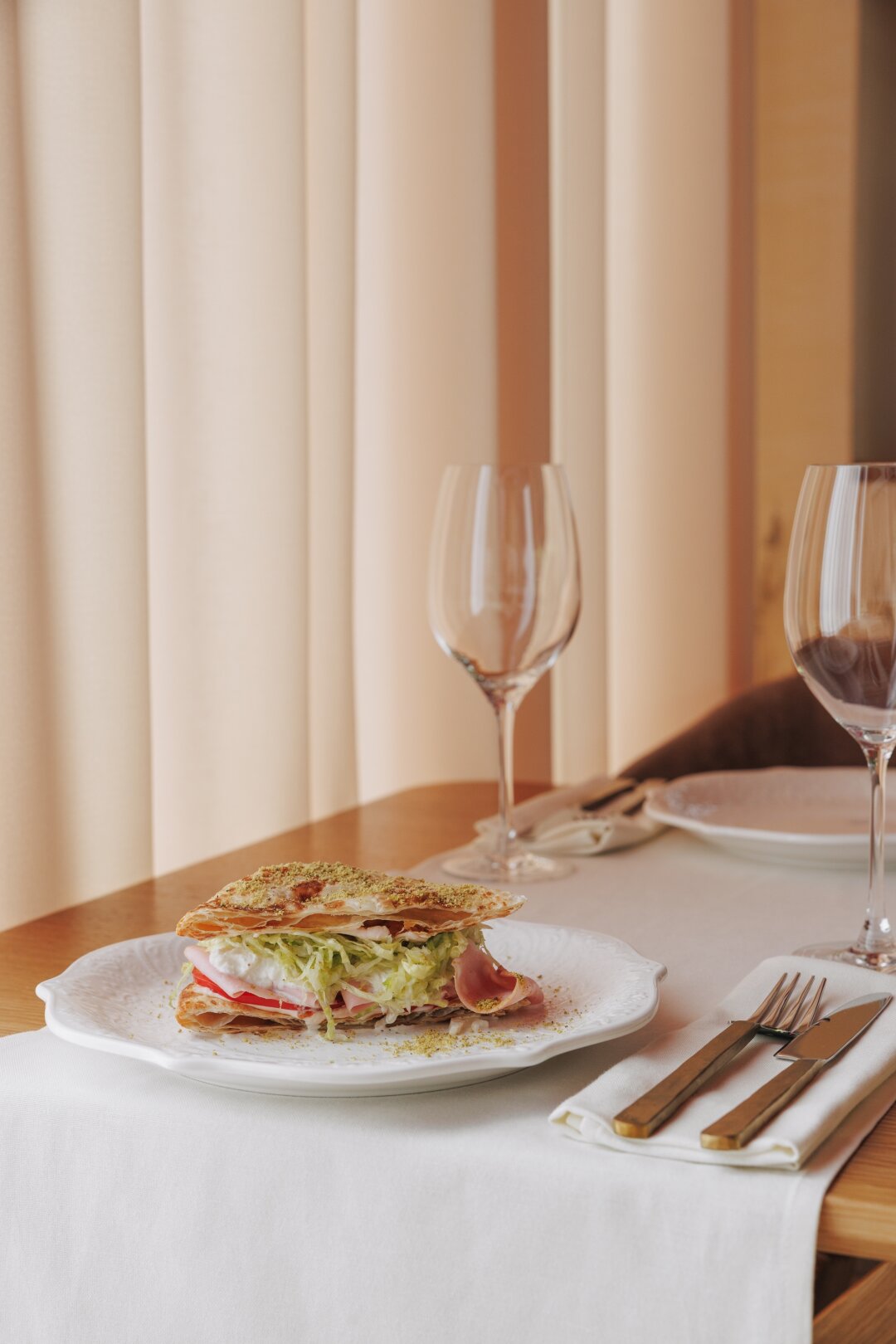 Хрустящий тост со страчателлой и любительской колбасой
