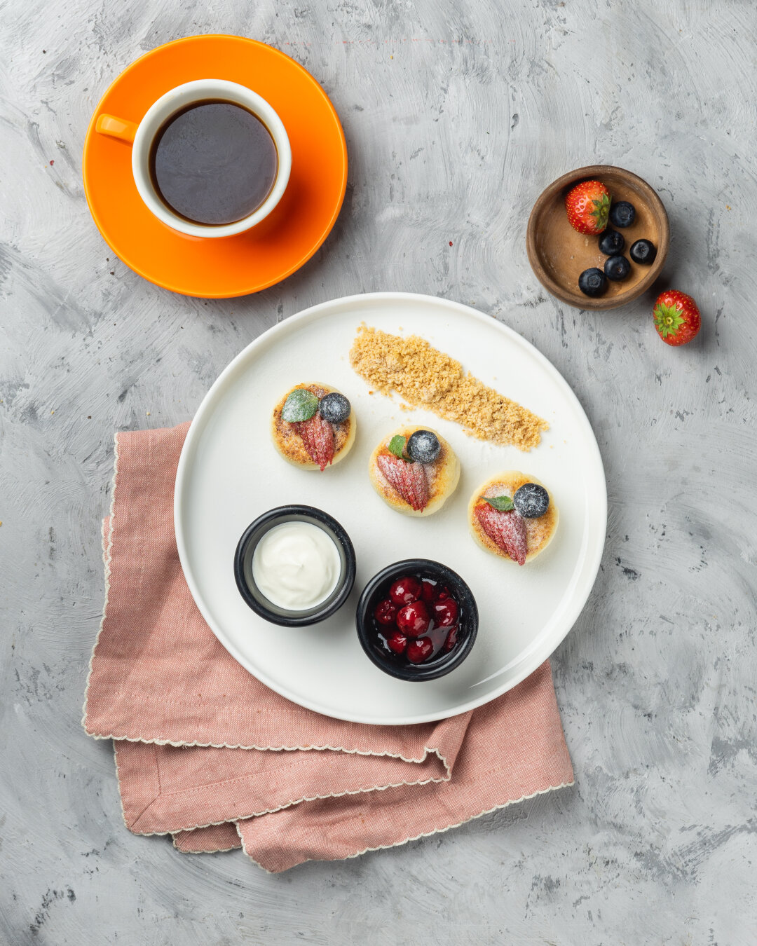 Сырники со сметаной, ягодами и домашним вареньем, 390 рублей