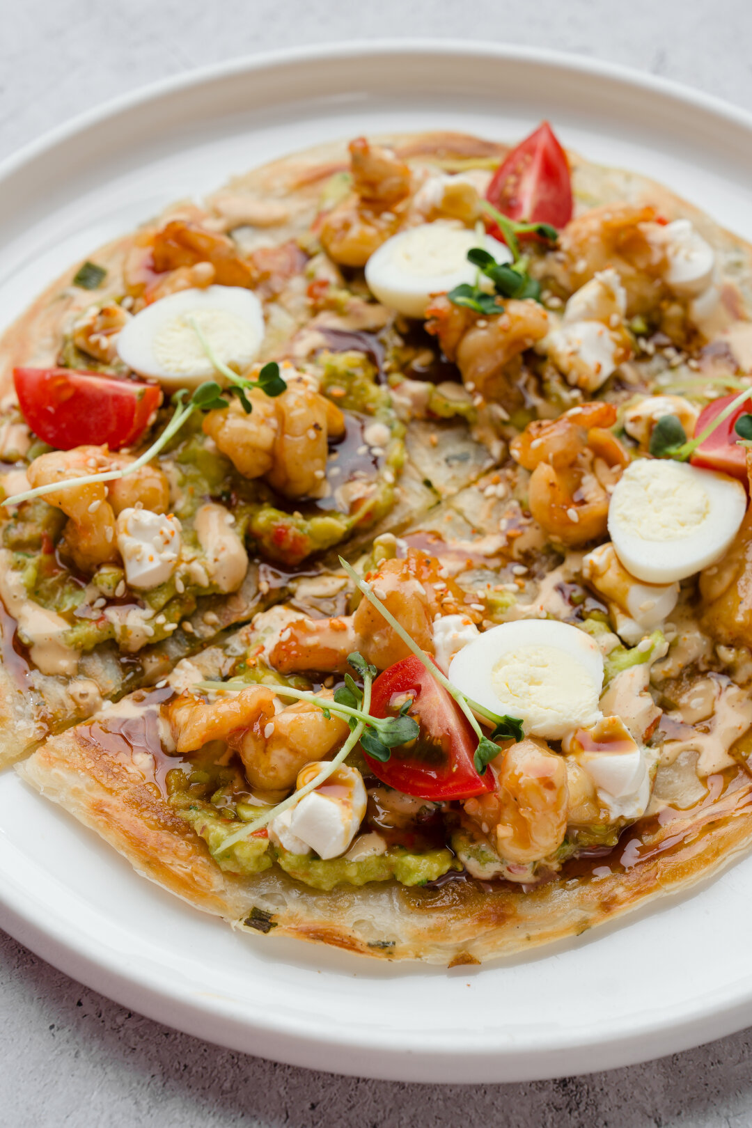 Лепешка с креветками, авокадо и яйцом, 790 рублей