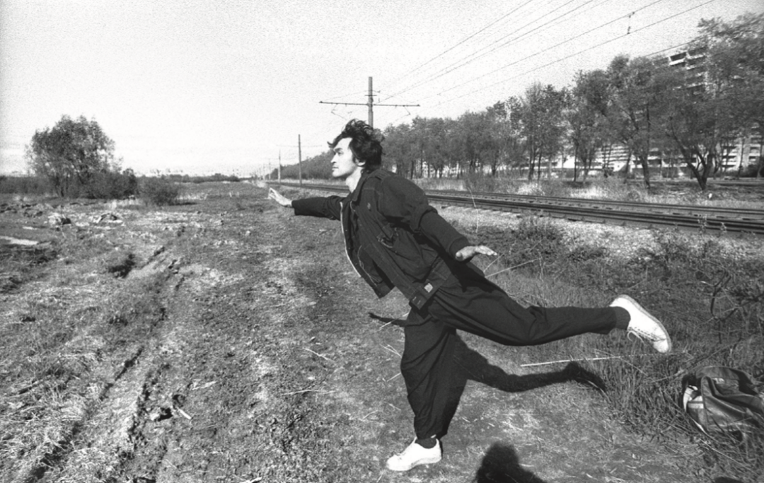 Виктор Цой демонстрирует навыки боевых искусств. Район проспекта Ветеранов. Май 1986 г.