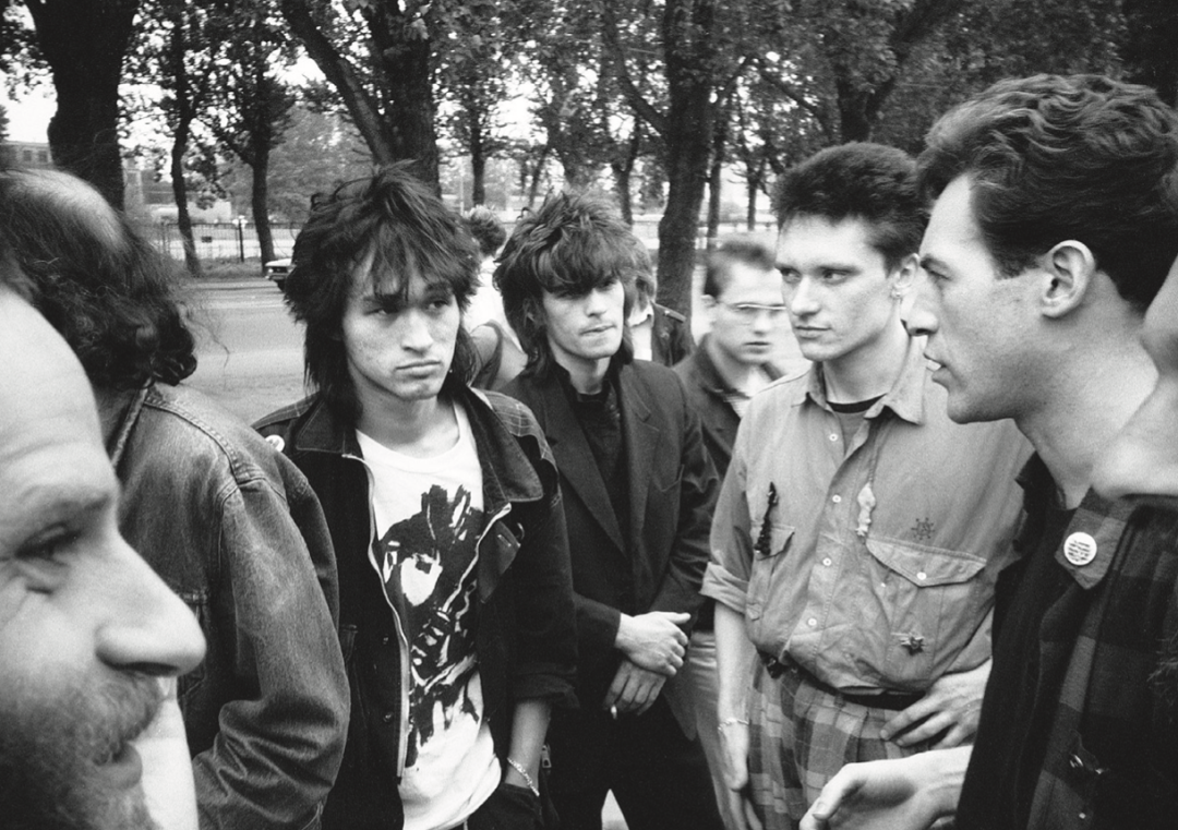Во время 4-го фестиваля Ленинградского рок-клуба. У ДК «Невский». 31 мая 1986 г.