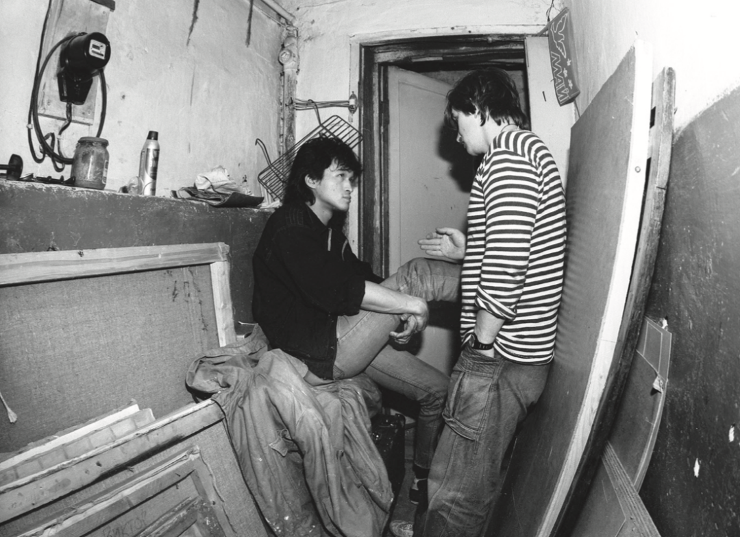 Виктор Цой в мастерской у Виктора Тихомирова. 1987
