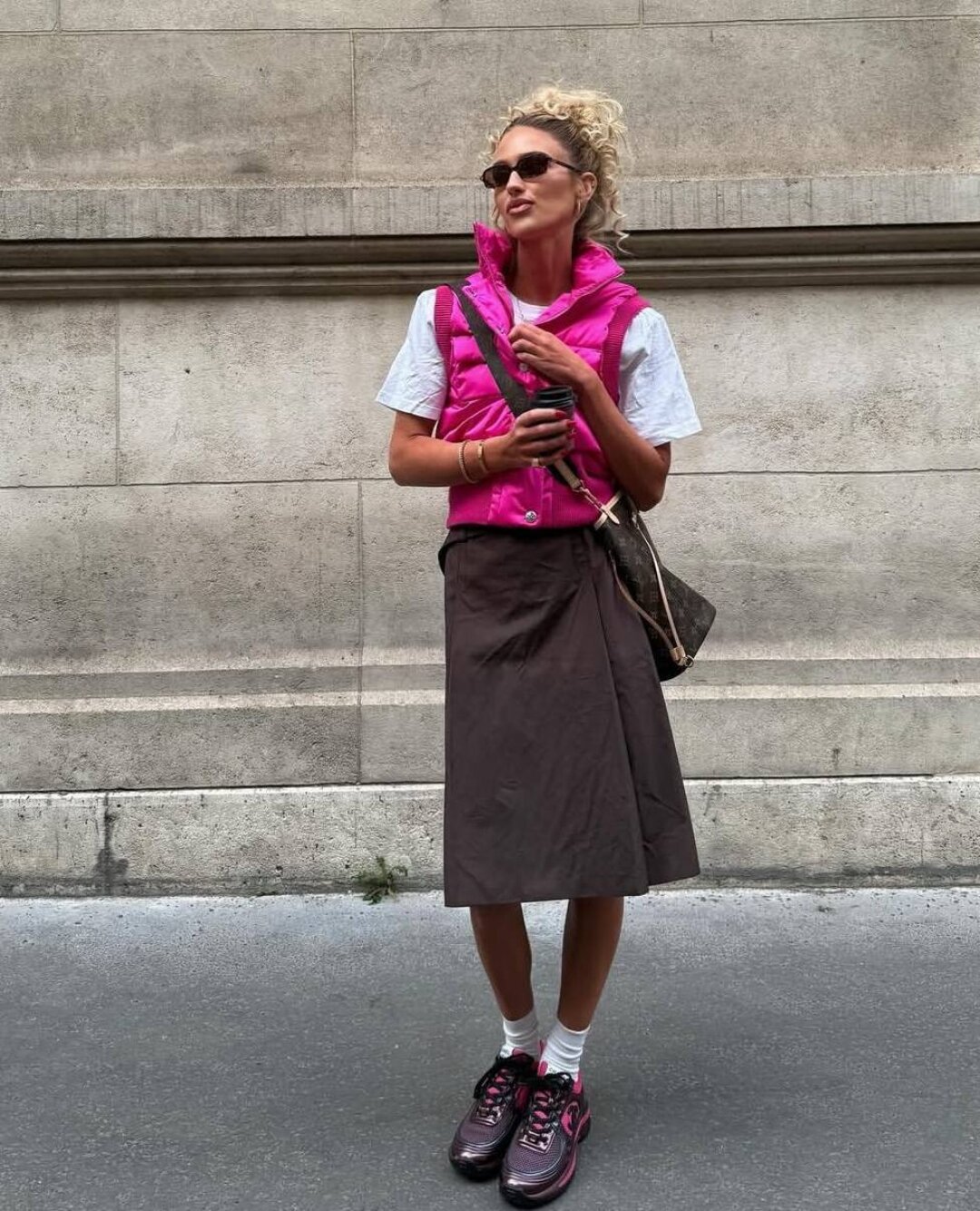 Фэшн-инфлюенсер Эмили Синдлев мэтчит дутую жилетку-цикламену с кроссовками в тон