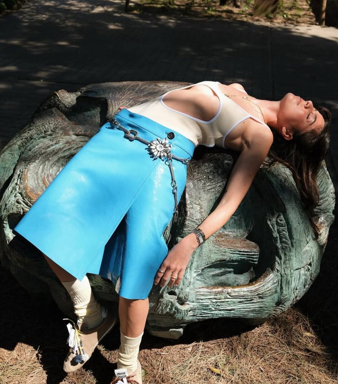 Виктория Монтанари выгуливает тотал-лук Miu Miu с электрик-юбкой из лакированной кожи