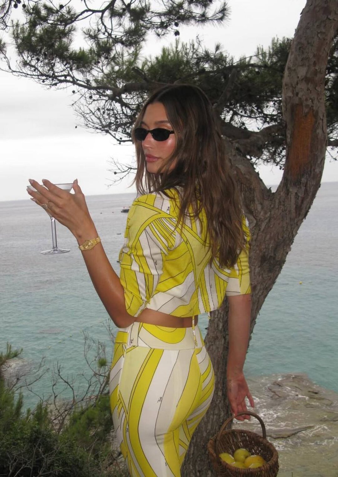 Принты Pucci are back — заверено Хейли Бибер в сете с неоново-желтыми ретро-узорами