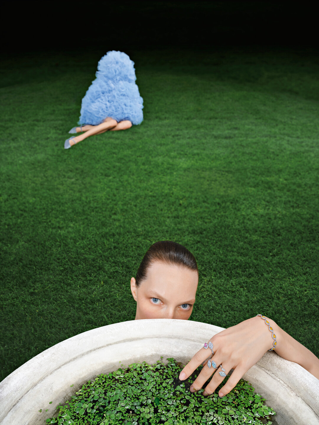 Кампейн коллекции «Букеты» снимали в театральных декорациях дворцового парка