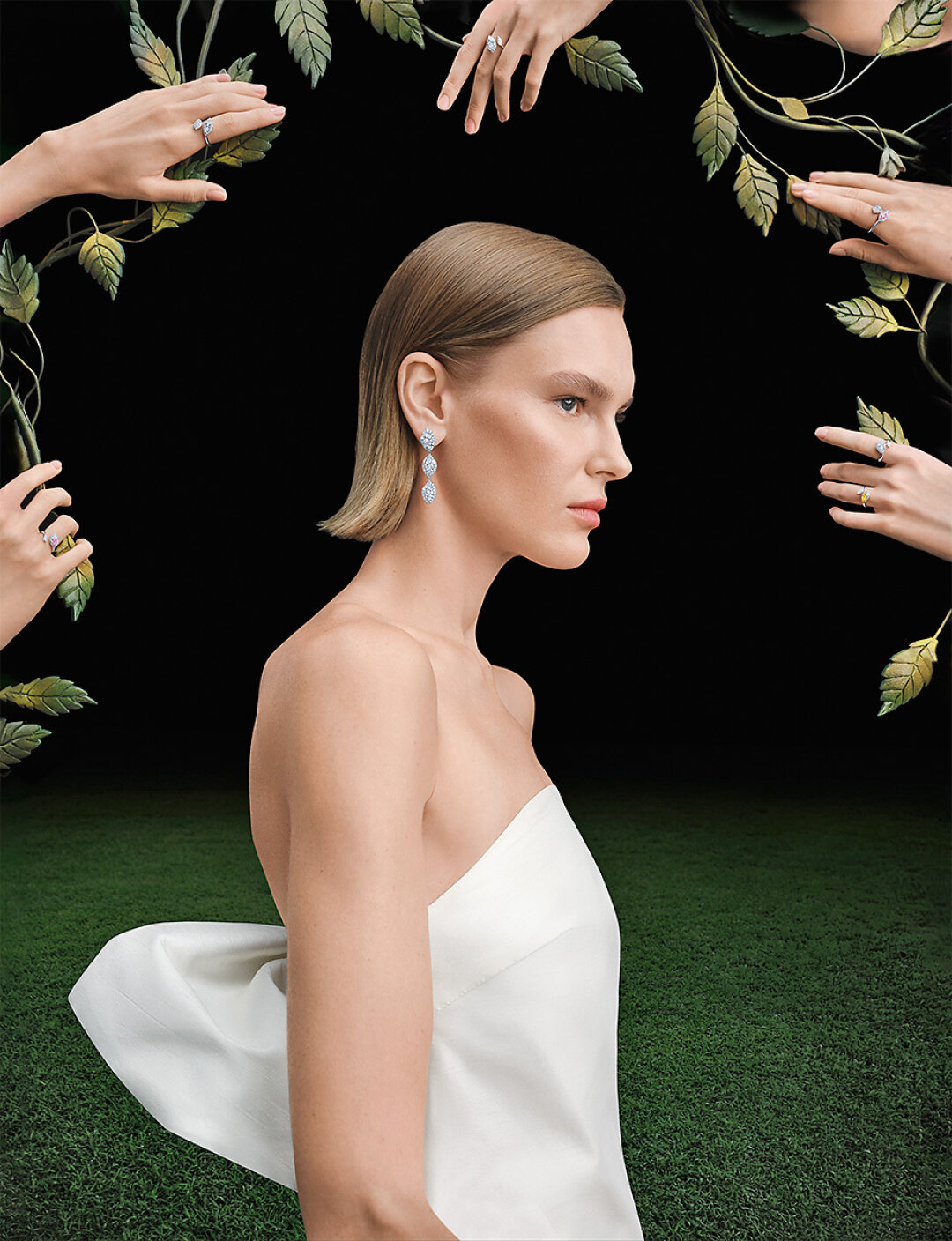 Платья моделей поддерживают цветом драгоценные камни коллекции — сапфиры, бриллианты, аквамарины
