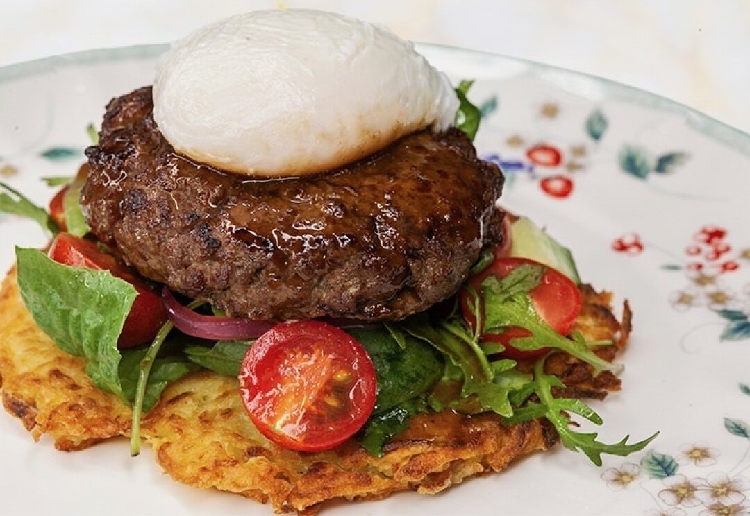 Бифштекс с картофельным драником, 590 рублей