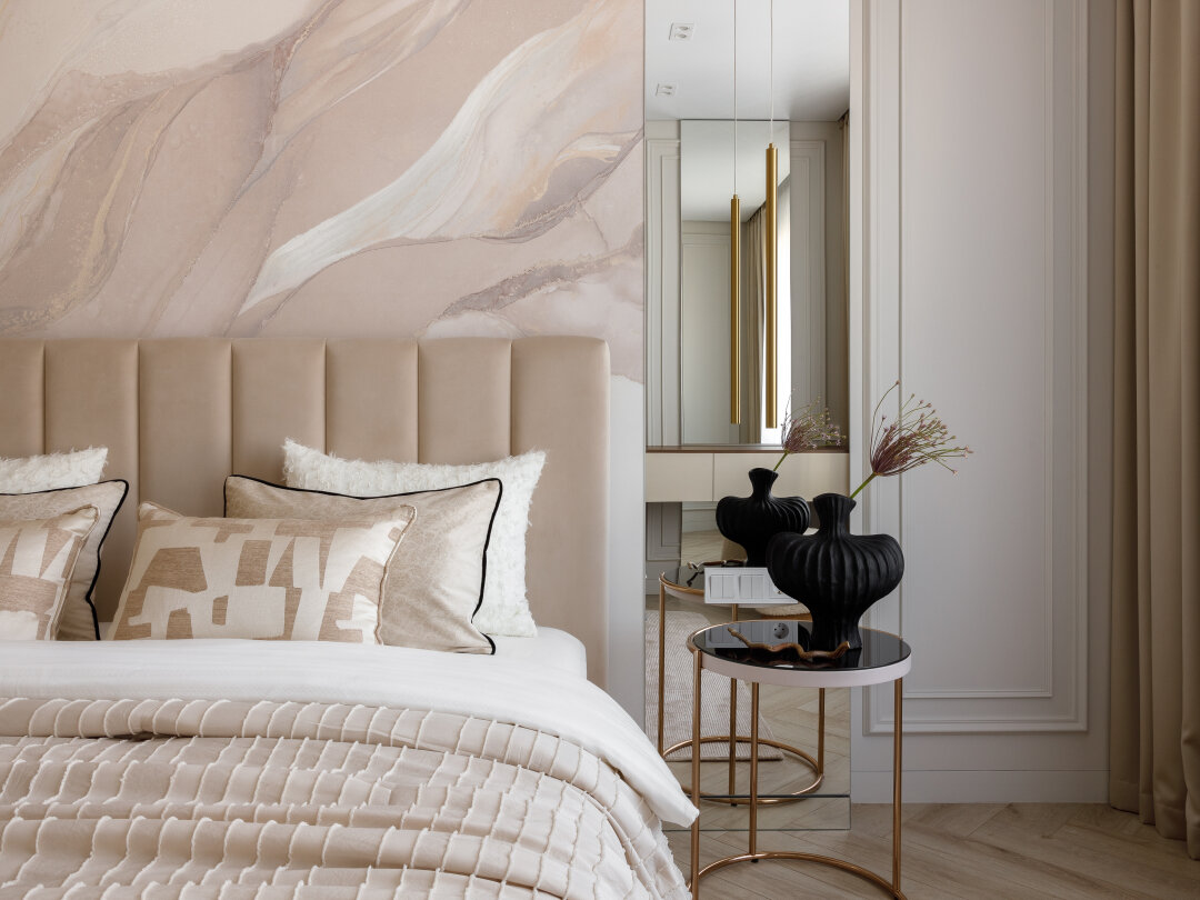 Кровати от Houzzen и текстильные решения от салона «Время штор» придают интерьеру уюта