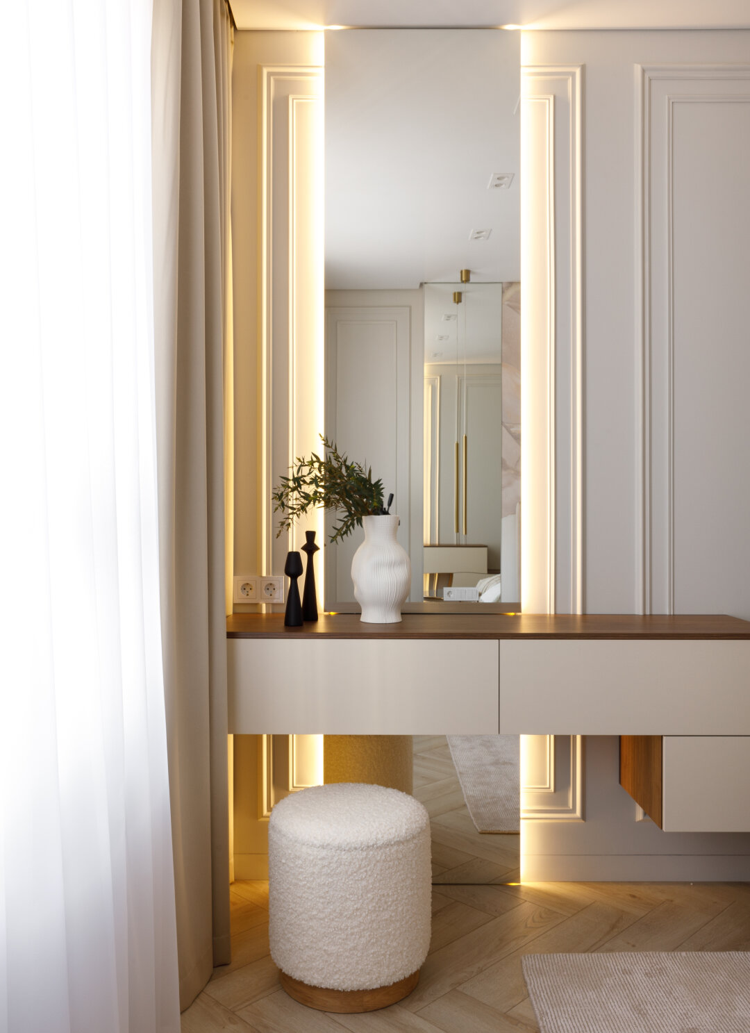 Люстры и трековое освещение – от Mir Sveta Proekt, зеркальная дверь скрытого монтажа – от ProfilDoors