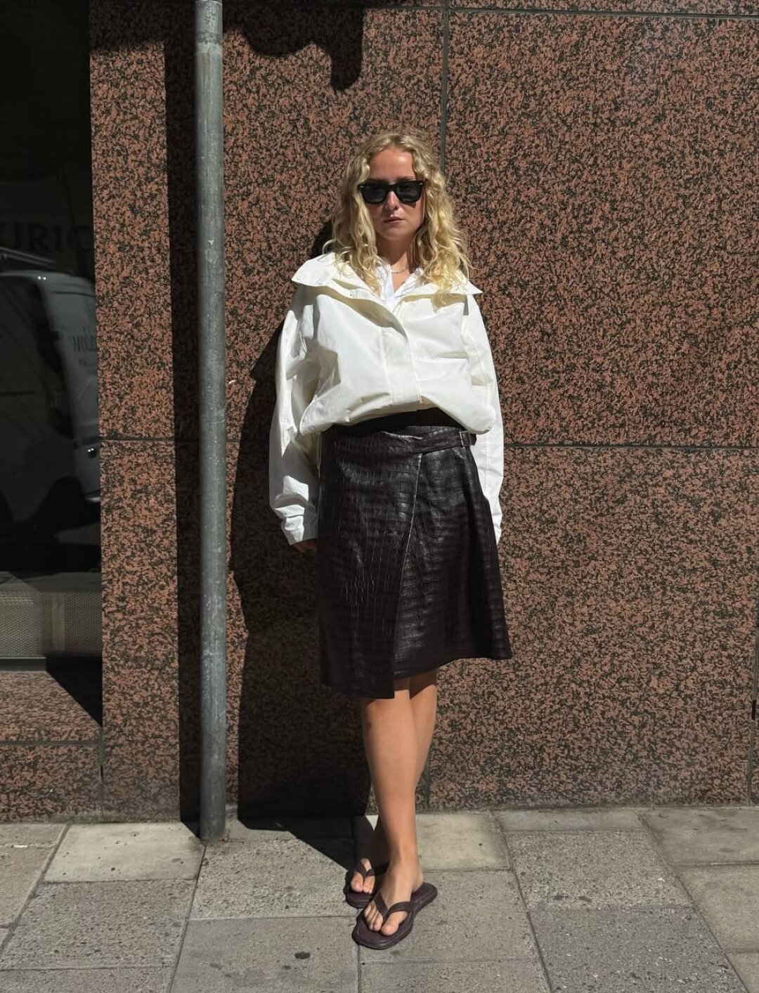 Фэшн-инфлюенсер Фанни Экстранд успокаивает миди из псевдокрокодиловой кожи с помощью офискорной белой рубашки и резиновых вьетнамок