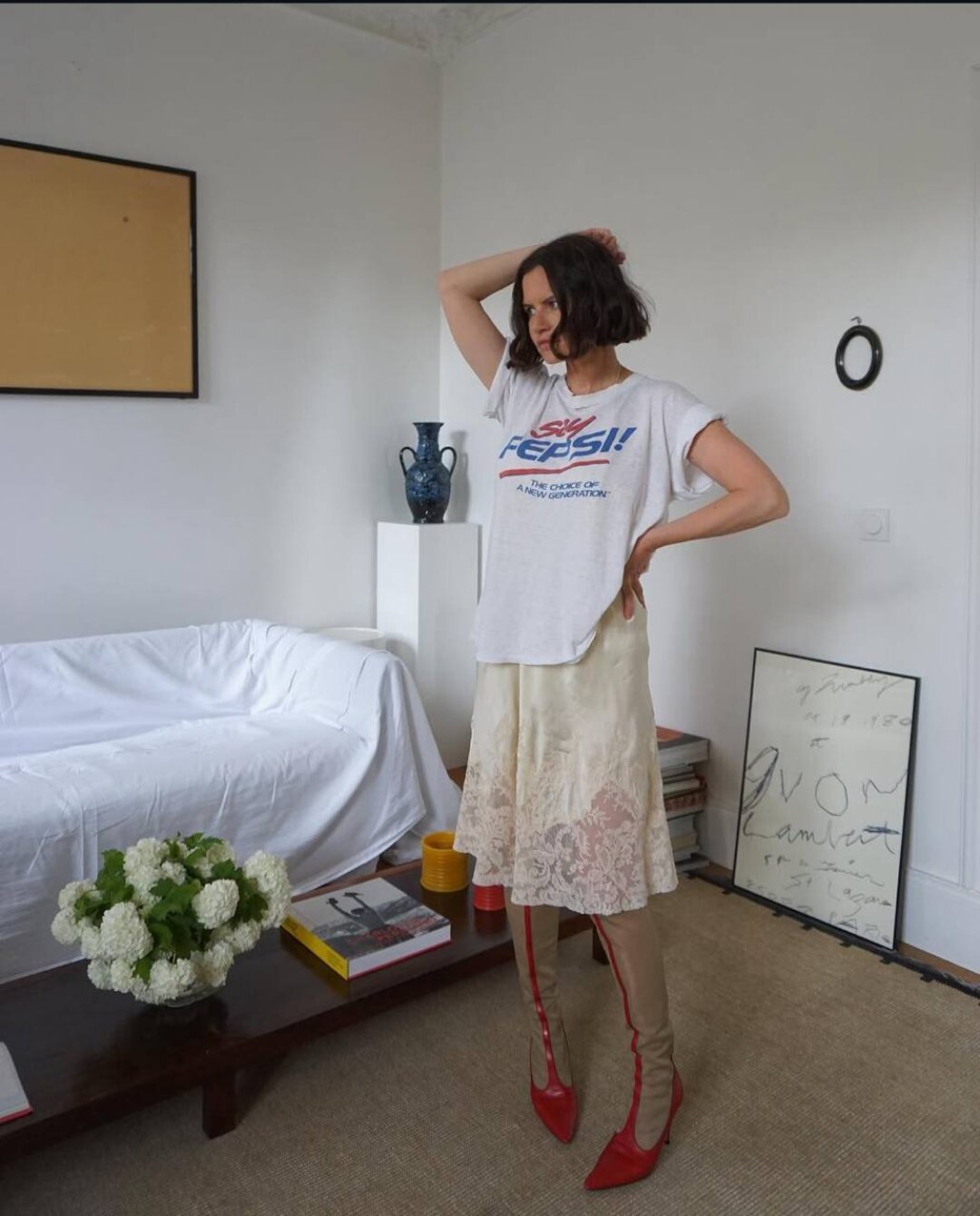 Учимся lazy-шику у Марты Сиган: надеваем бельевую юбку с кружевом в тандеме с домашней футболкой (I woke up like this!) и остроносыми стейтмент