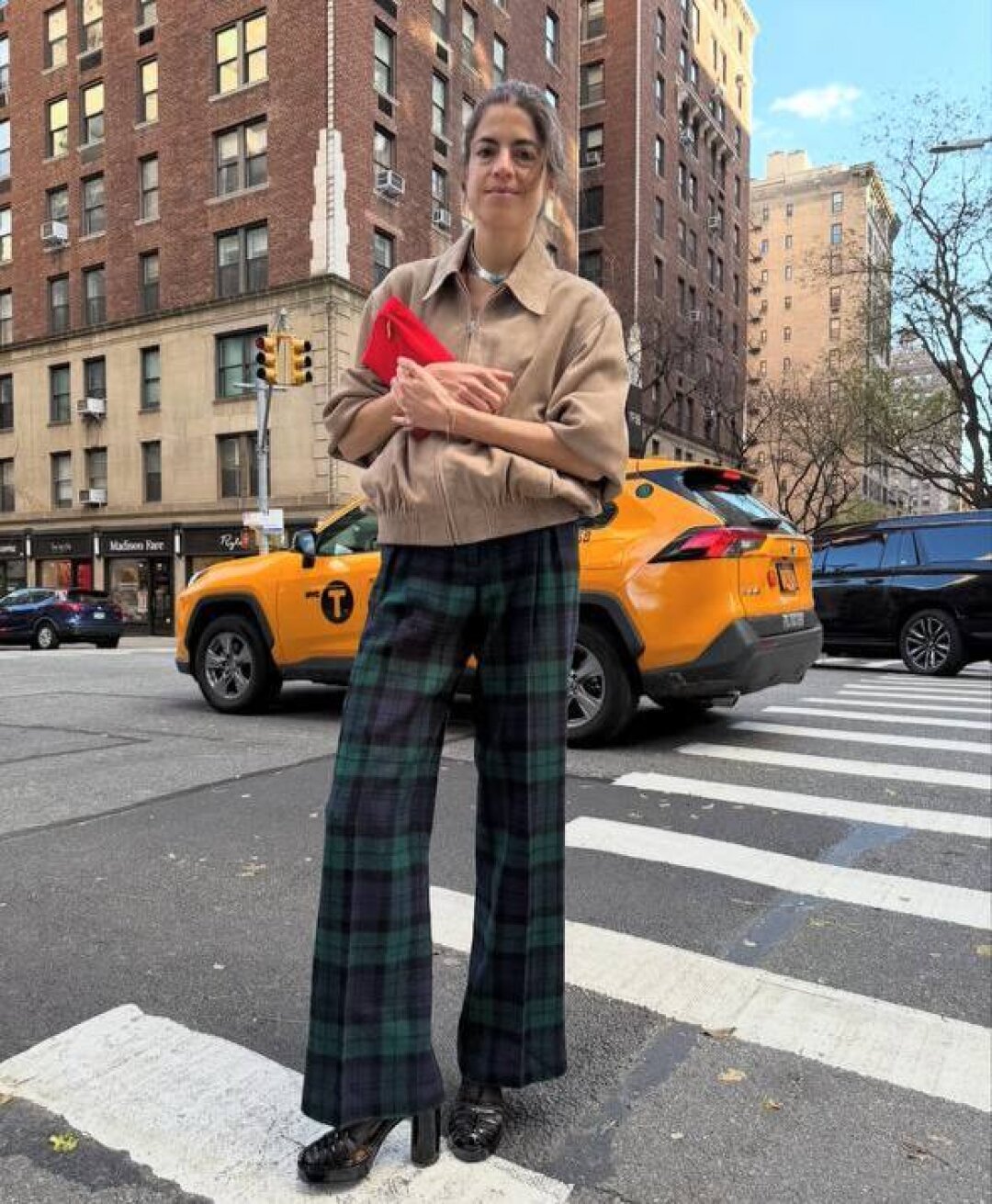 Ловите стайлинг-трюк от фэшн-редактора Леандры Медин: апргрейдим чопорный тартан с помощью раслабленного ретро-бомбера и босоножек на массивном