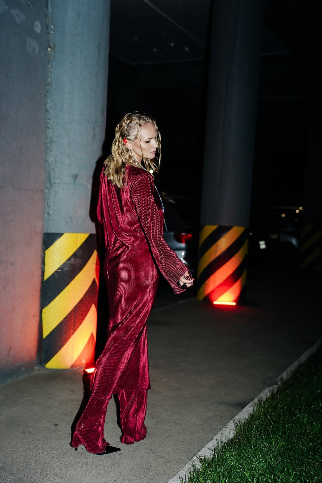 Боди-чейн, кольцо, каффы, серьги BAIKAL MURANO Платье, брюки ANIBALAK