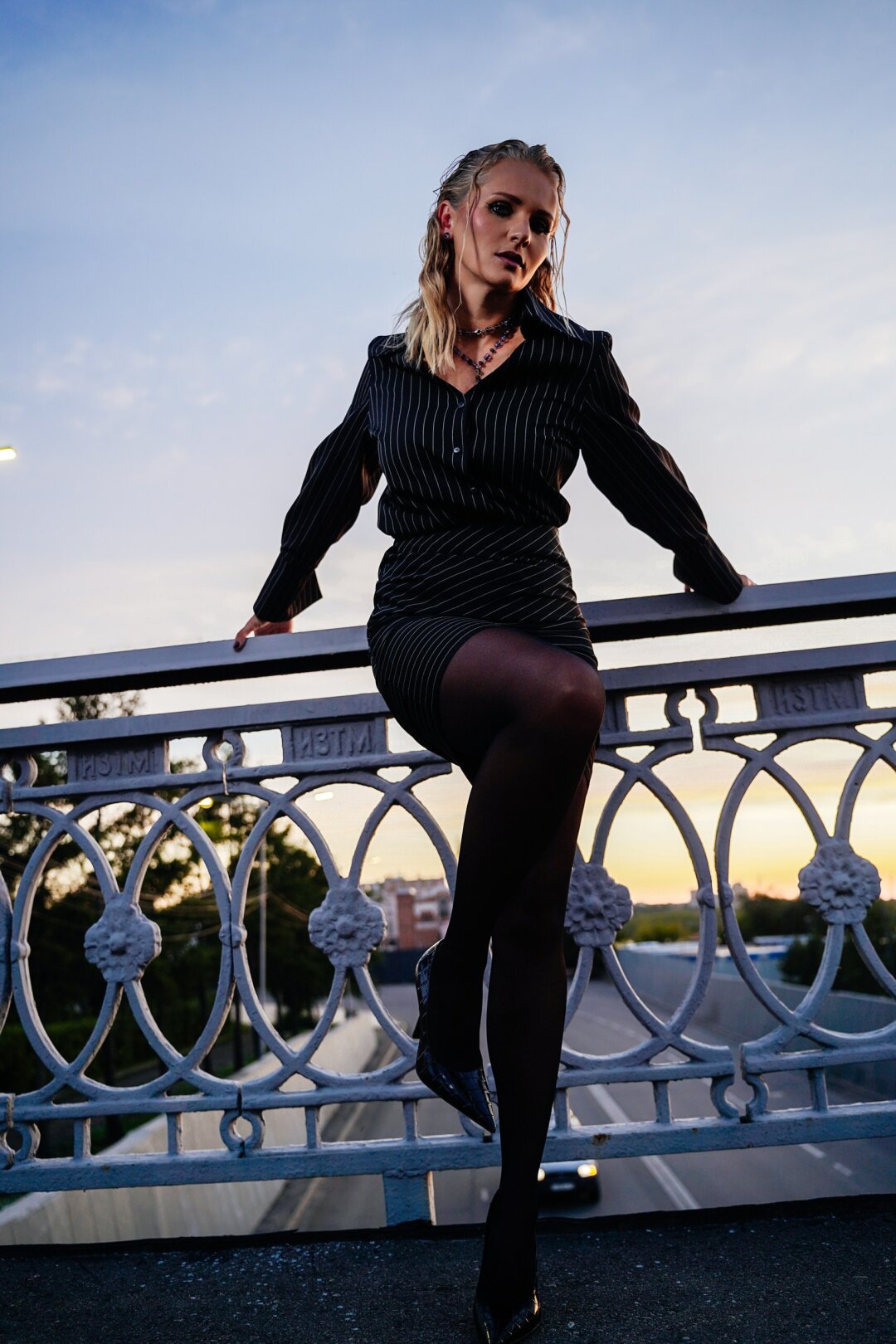 Боди-чейн, каффы, серьги BAIKAL MURANO Блуза, юбка ANIBALAK