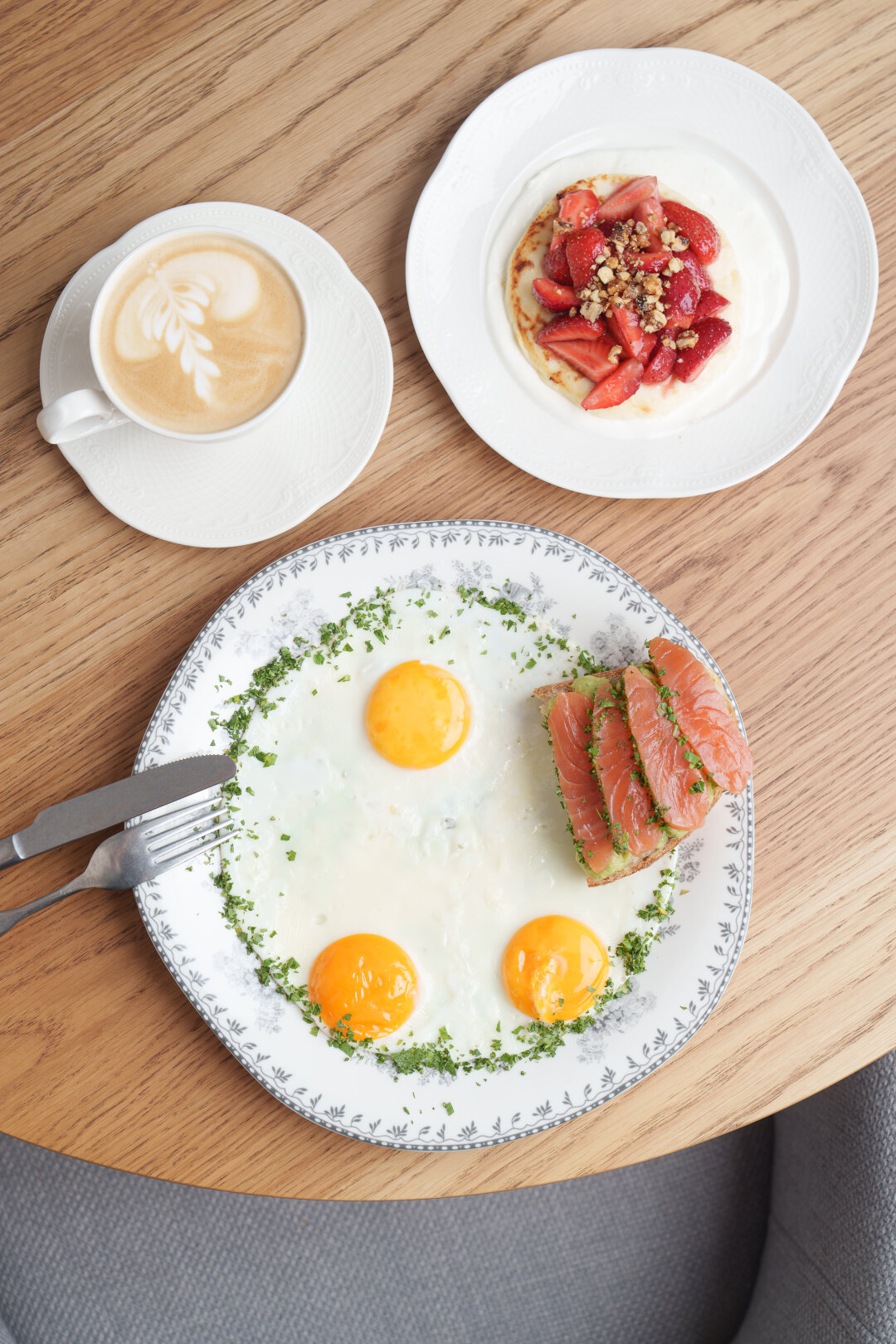 Большая яичница, бутер с лососем и авокадо, 950 рублей, большой сырник с сезонными ягодами, 490 рублей