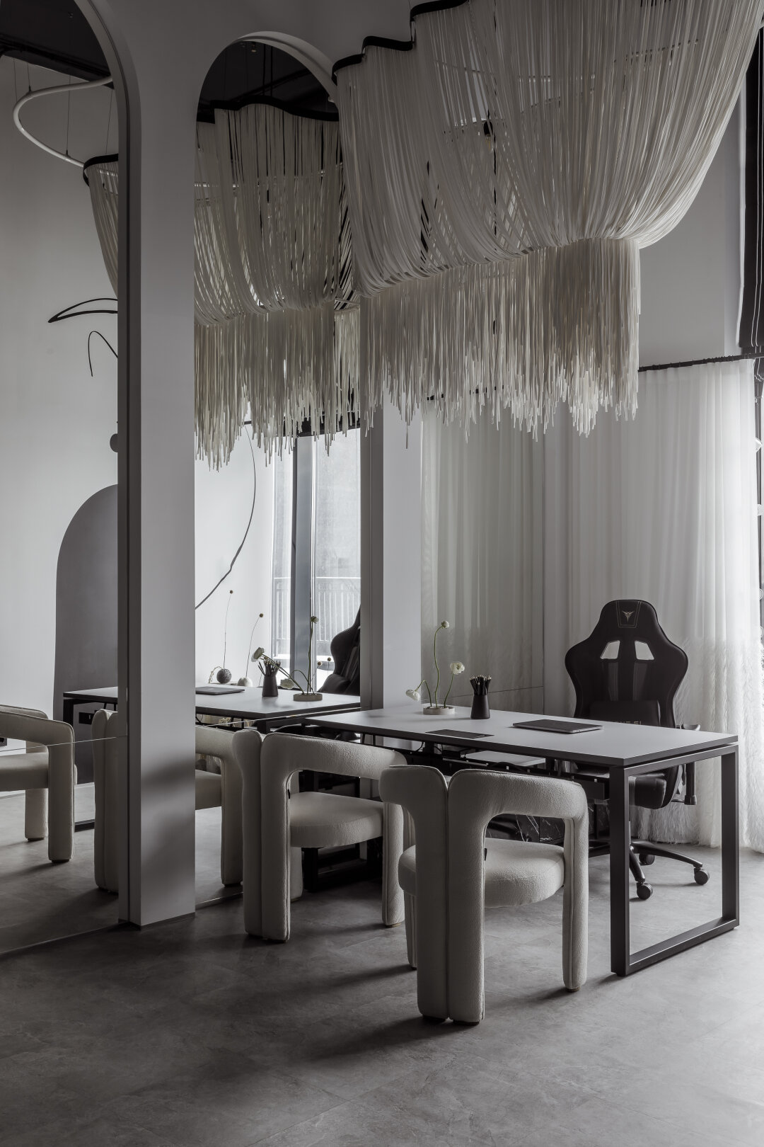 В пространстве каждая деталь должна рассказывать свою историю: необычная люстра становится центром притяжения внимания, а графичные линии дизайнерских