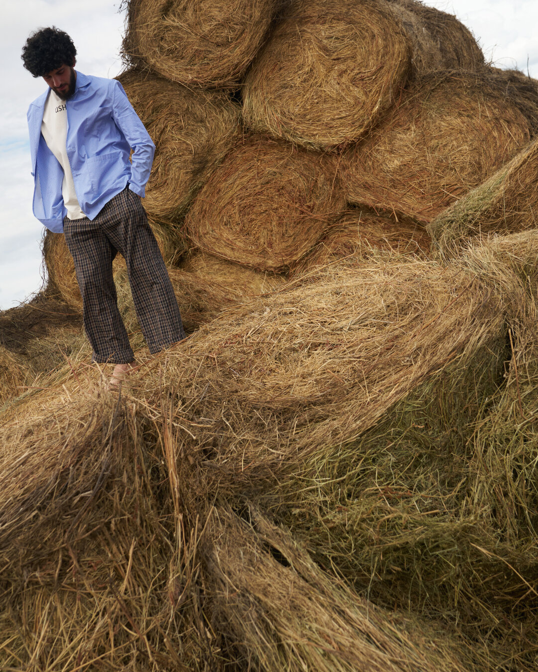 Тима Фермер в кампейне Ushatava весна-лето 2025 — потомственный аграрий из Астраханской области, влюбивший нас (и миллион фолловеров!) в эстетику