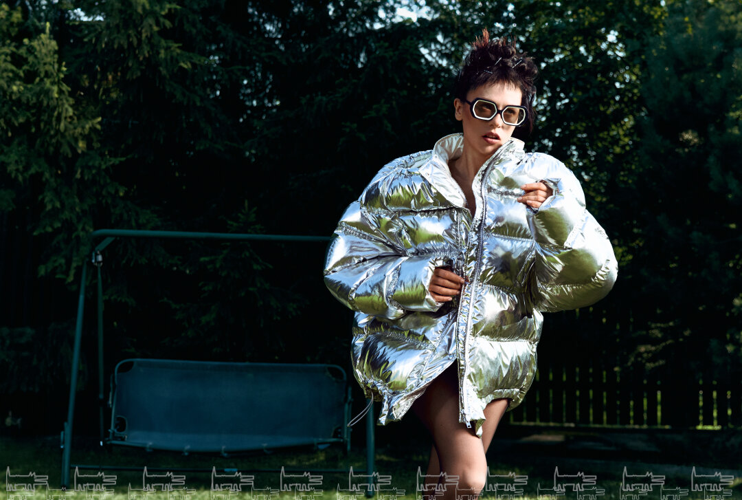 На Кате: пуховик VETEMENTS, очки UNDERCOVER (все — SV77, Ultima Яндекс Маркет)