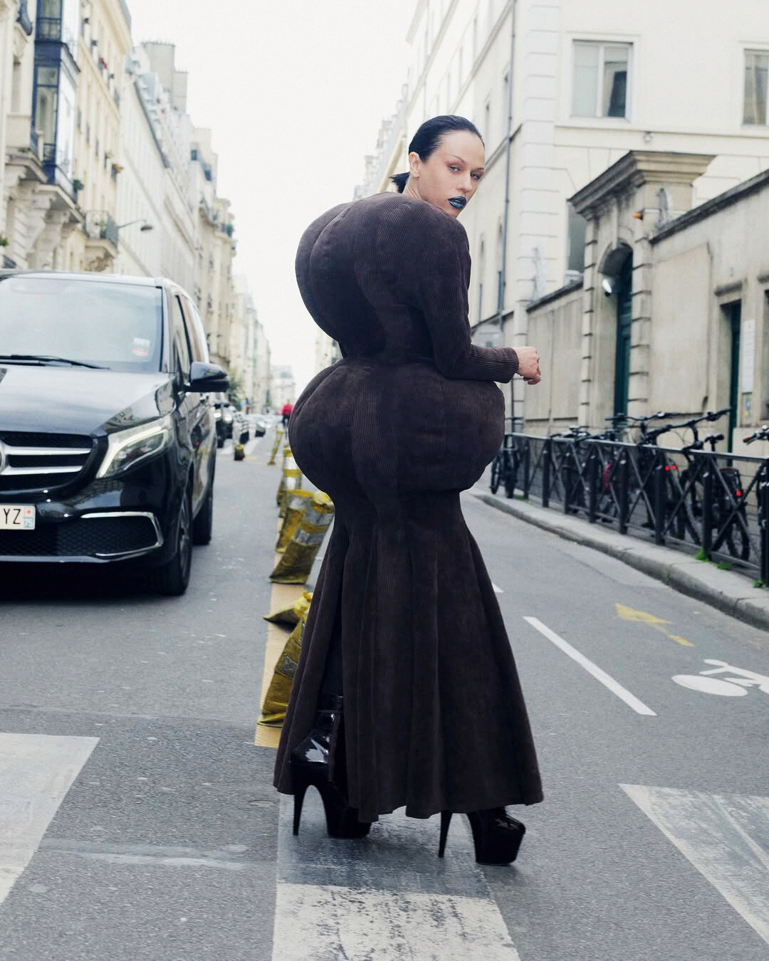 Платье-горбун Duran Lantink и стрипы, которые Вова Кравченко случайно нашел в Париже в час ночи. Фото: Илья Завьялов