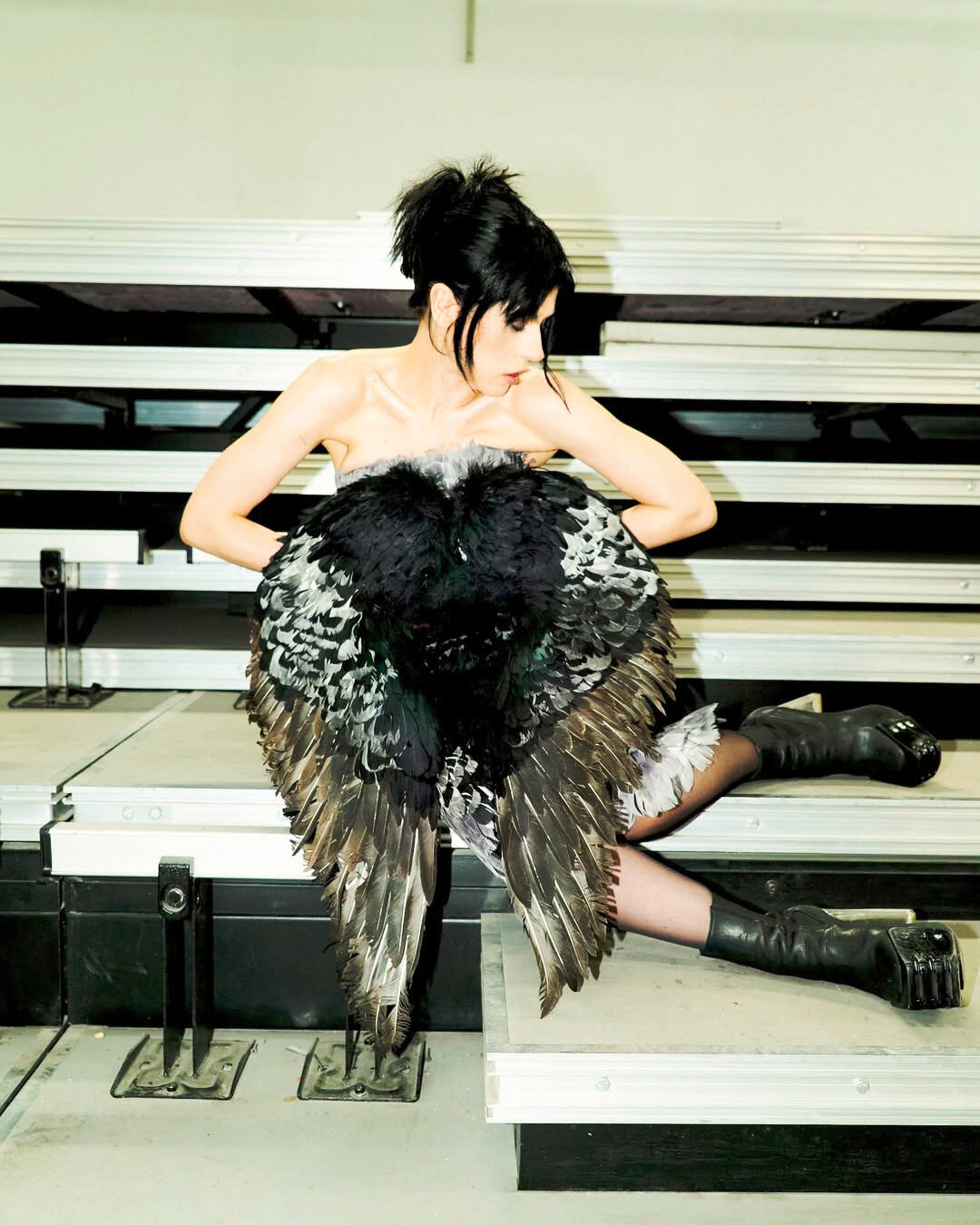 Катя IOWA в платье-крыльях (спойлер: это психопомпа!) Ильи Мигмуна. Фото: Eгор Чебачинов