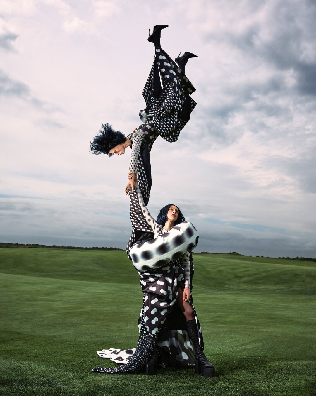 Катя IOWA в луке по мотивам «Прогулки» Марка Шагала. Фото: Соня Сивкова. Стиль: Вова Кравченко и Кирилл Павлов