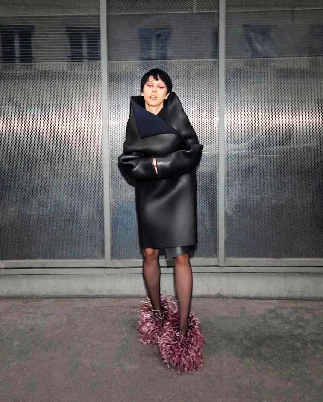 Катя в резиновой накидке Tim Wirth и туфлях Ferragamo. Фото: Dilyusa