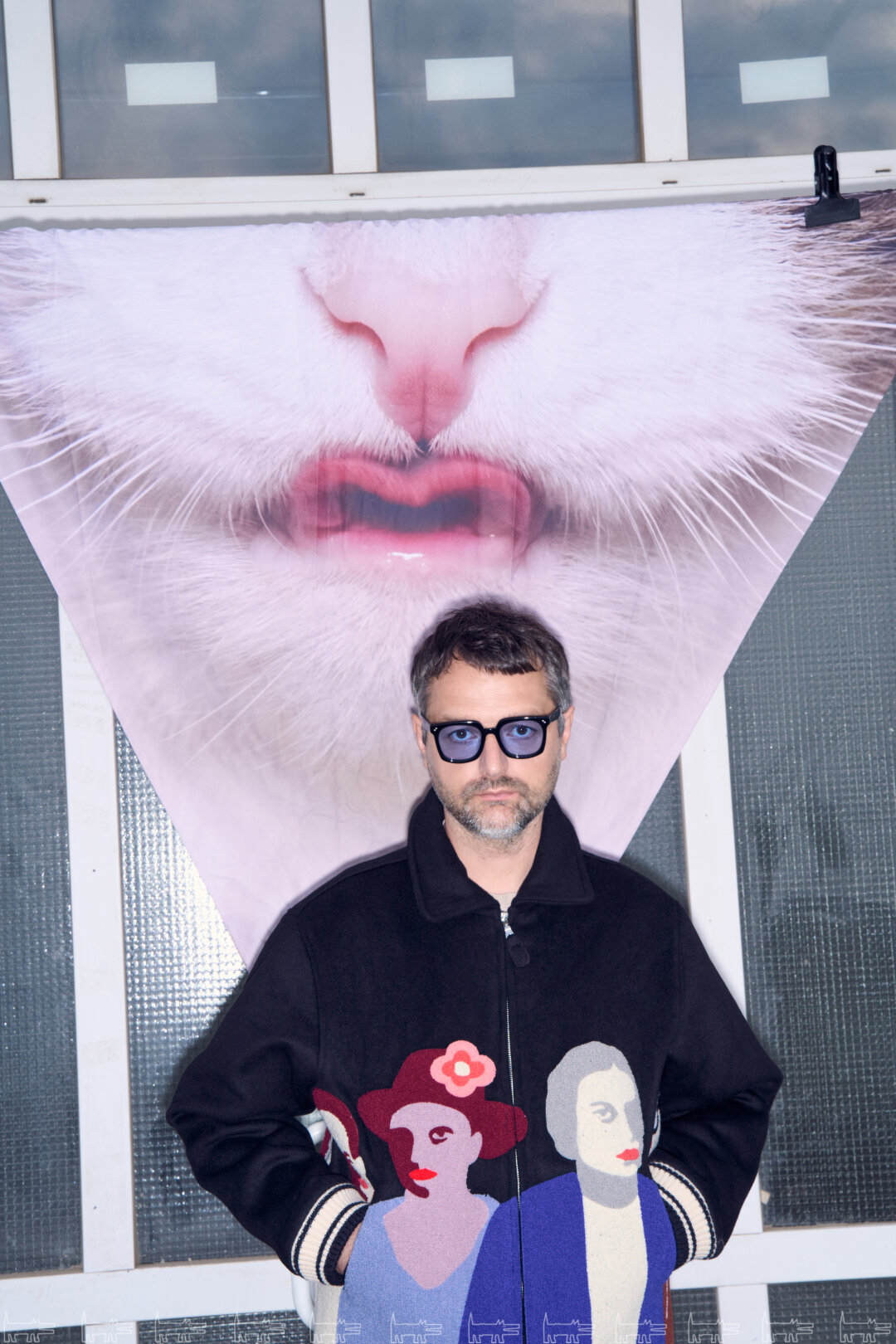 На Александре: очки BONNIE CLYDE, Studio Slow, куртка KIDSUPER, NUW.Store (все — Ultima Яндекс Маркет)