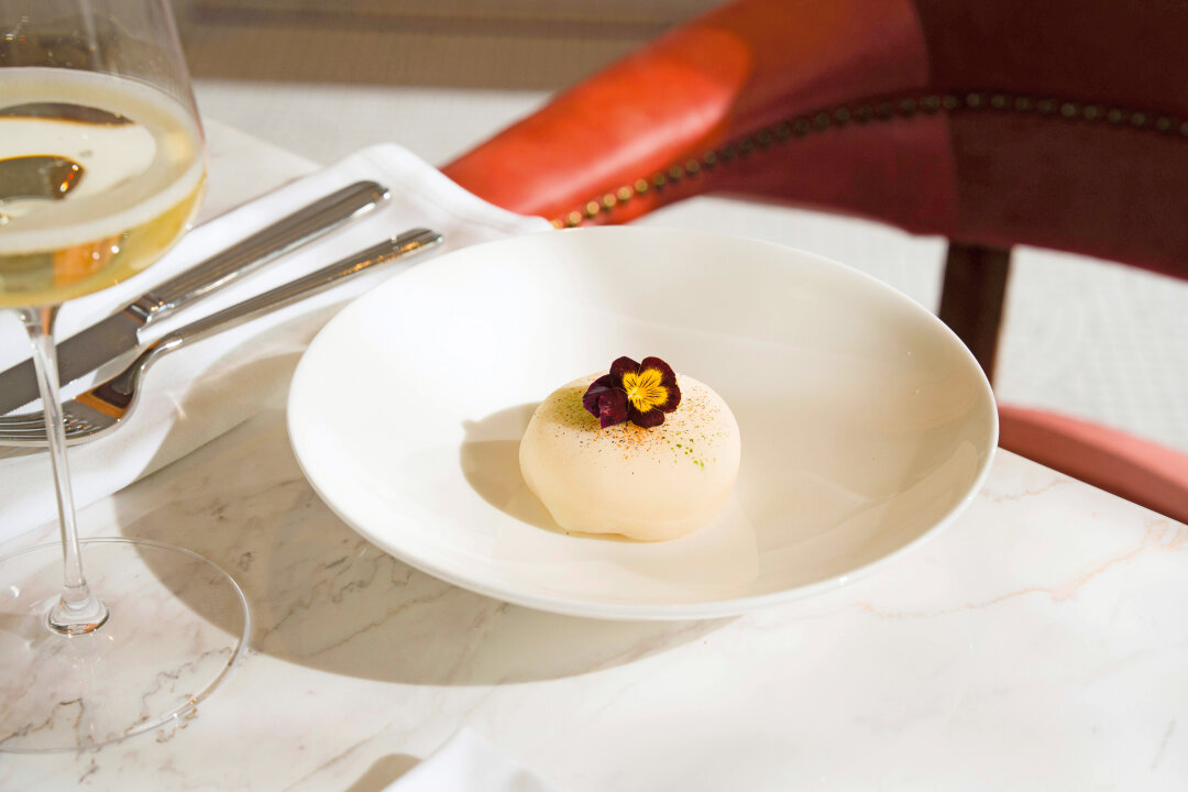 Шефы Азимов и Березин переизобрели традиционный моти: теперь в этой закуске солируют камчатский краб и ферментированные узбекские лимоны (их солят в