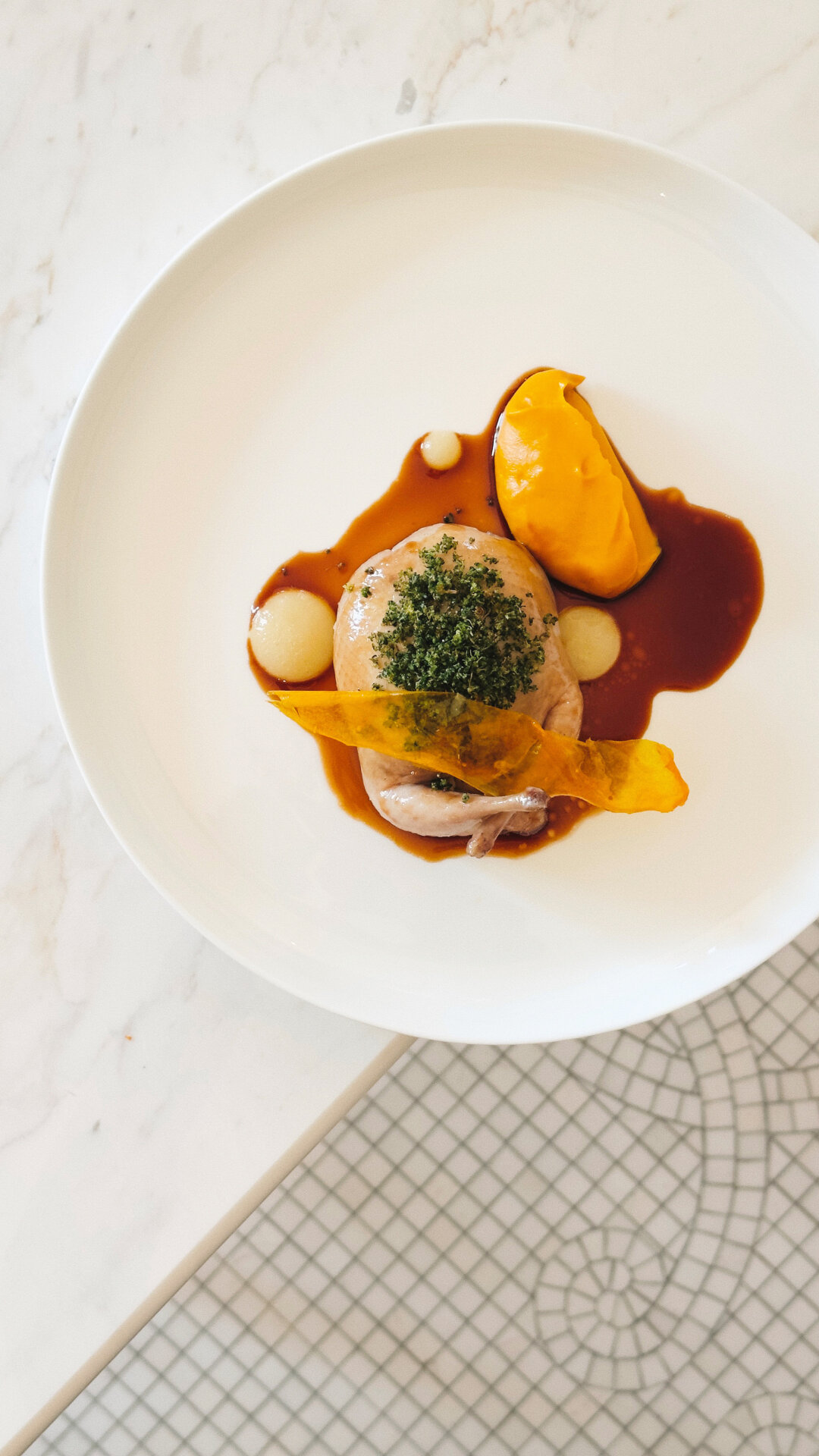 Мясо перепелки со сливочным муссом из куриной грудки с фуа-гра готовят на пару́ и подают с пюре из сладкой моркови и апельсина и гелем из яблока и