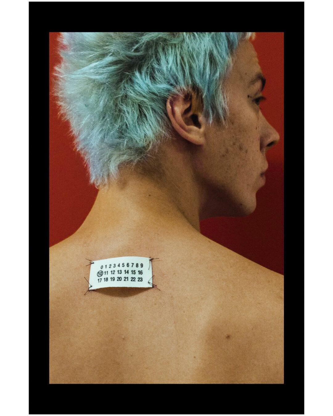 Никита пришил к телу бирку Maison Margiela при помощи хирургической иглы