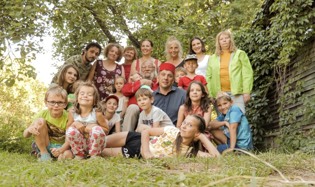 Юрий, Михаил и Никита Мокиенко в окружении близких