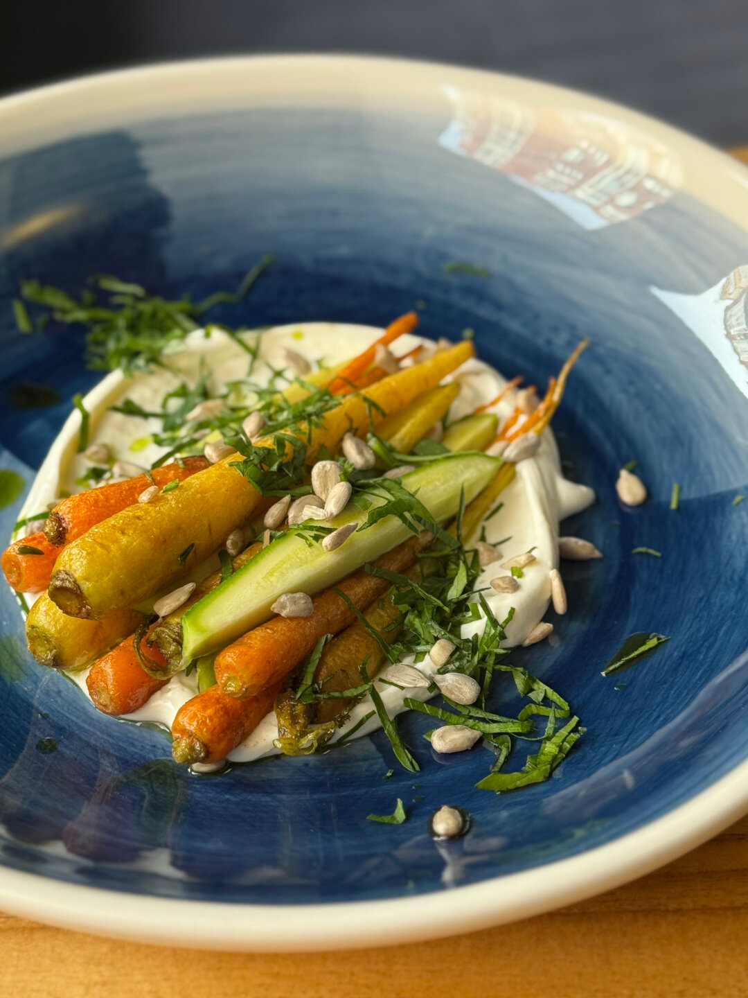 Цветная морковь и мини-цукини с творожным кремом и маслом базилика в etc