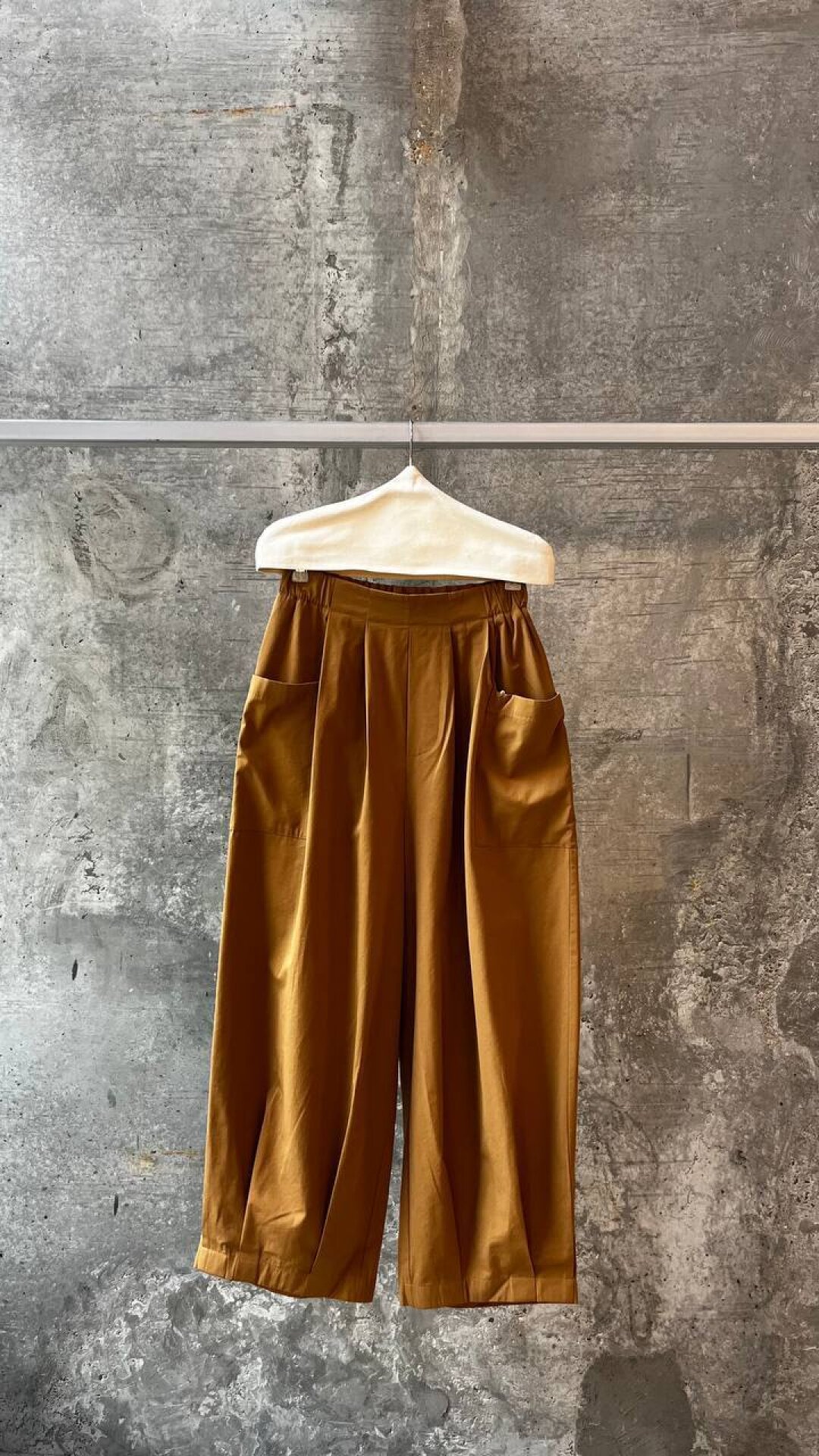 Брюки в азиатском стиле Intuitive Allergy «Через свой собственный бренд — Intuitive Allergy — команда «Аутпак» исследует концепцию мужского авангарда